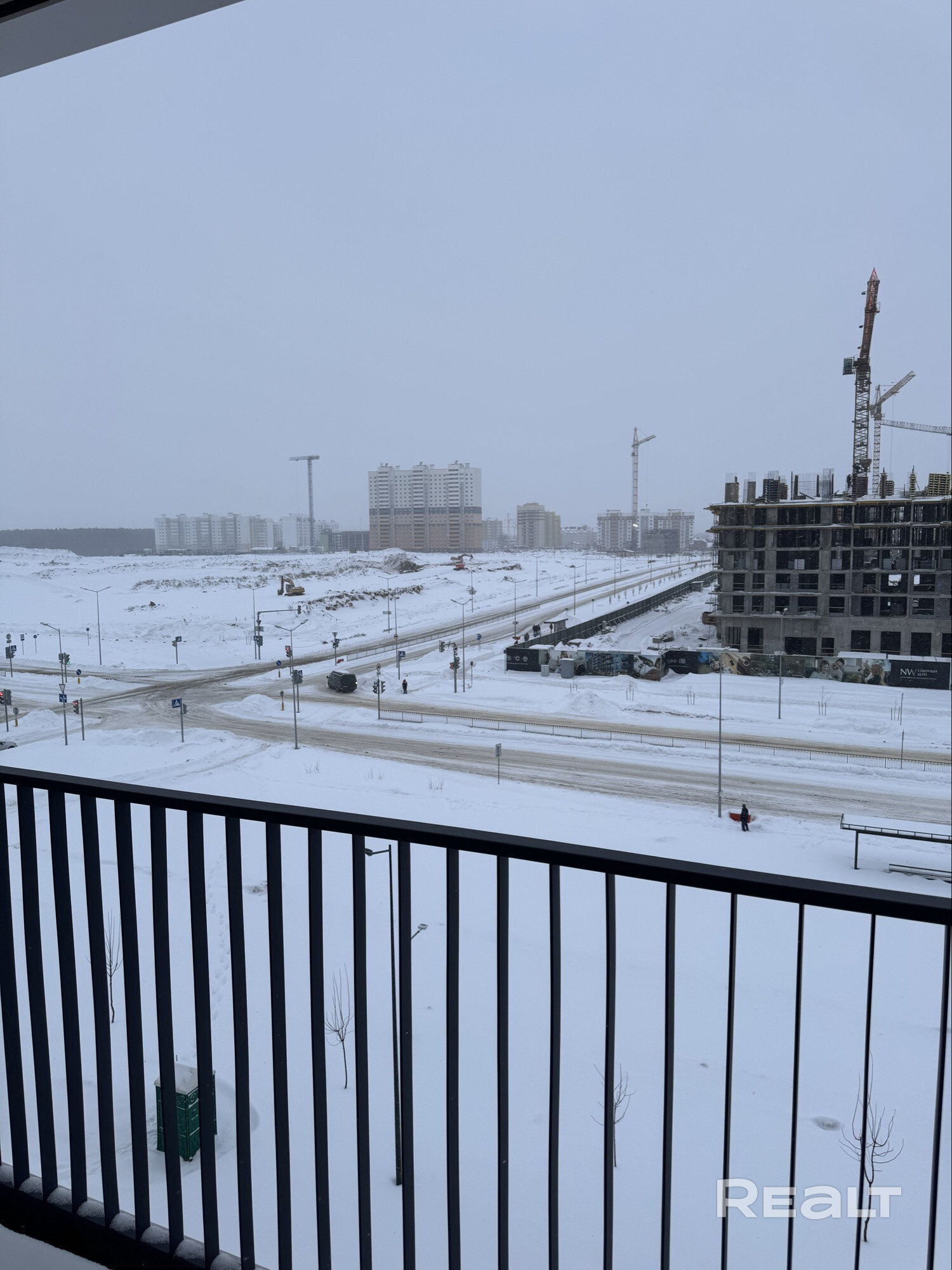 Продается квартира в ЖК «Северный берег». От собственника. Большая светлая квартира, с 3 окнами, что дает возможность сделать 2-ух или 3-ех комнатную квартиру. Во дворе открывается магазин «соседи», там же крытая парковка.Клуб резидентов. 3 минуты пешком до «Парк lakeside”, пляж Цн. Водохранилище. В подарок кладовая на подземном этаже. - Bild 4