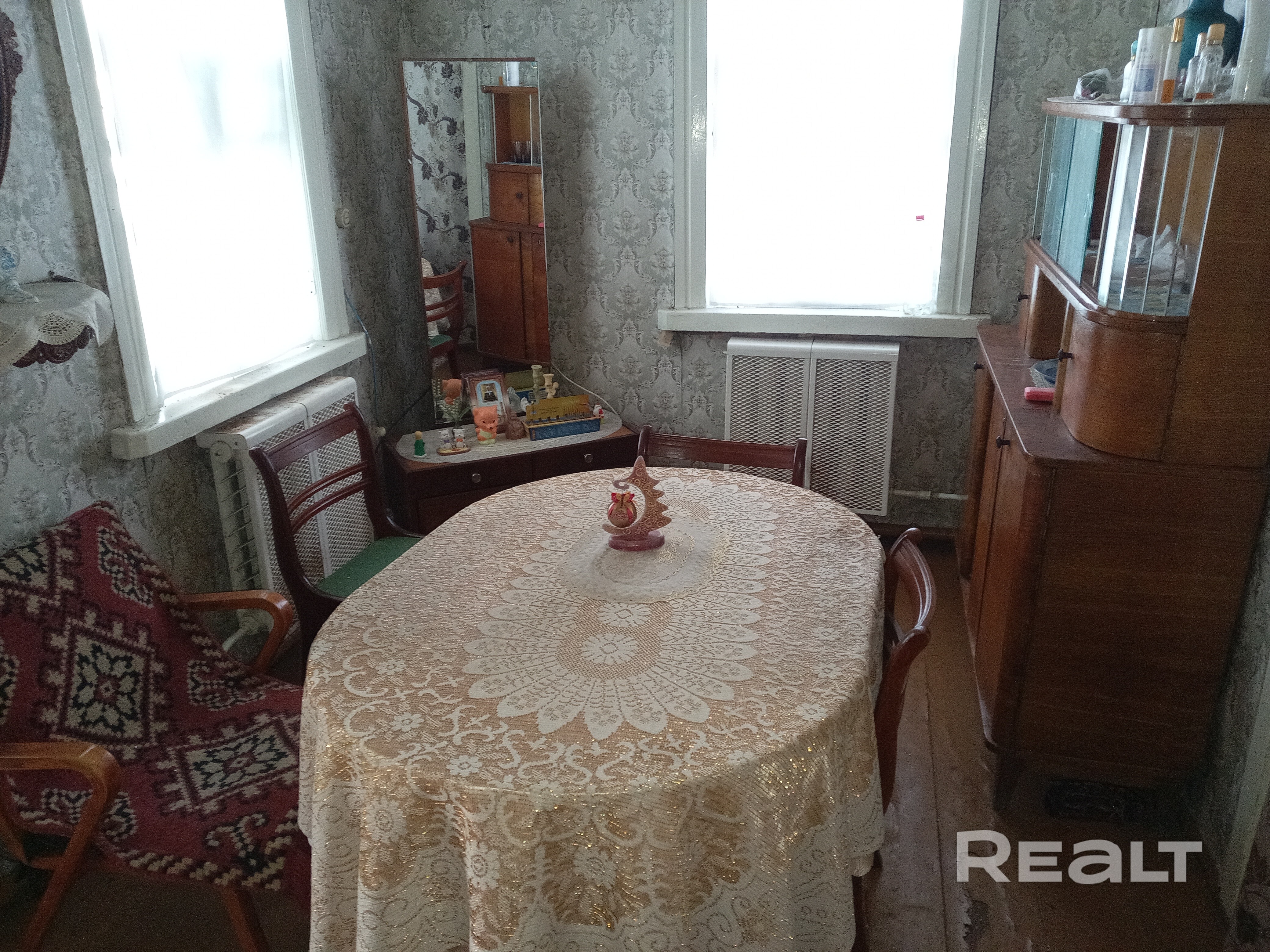 Продаётся треть дома в центре Слуцка.Есть все коммуникации электричество, газ, вода, отопление (требует ремонта), канализация, телевидение.есть хоз блок на участке. Три жилые комнаты, сан узел, веранда. - Widok 6