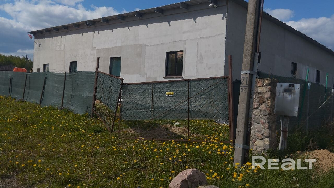 Большой дом с гаражом в 2.5 км от Заславля. Асфальт до участка. Стены блоки 400+50 утепление, отопление комбинированное(твердотопливный длительного горения +электро). Газ в деревне есть. . горячая и вода. Канализация переливная. Пол утеплен, хорошая локация. Частично выполнена внутренняя отделка. Высота потолков от 2.5 до 4.5м,в зависимости от помещения Размер ворот 4.15*4.6м - Ansicht 3