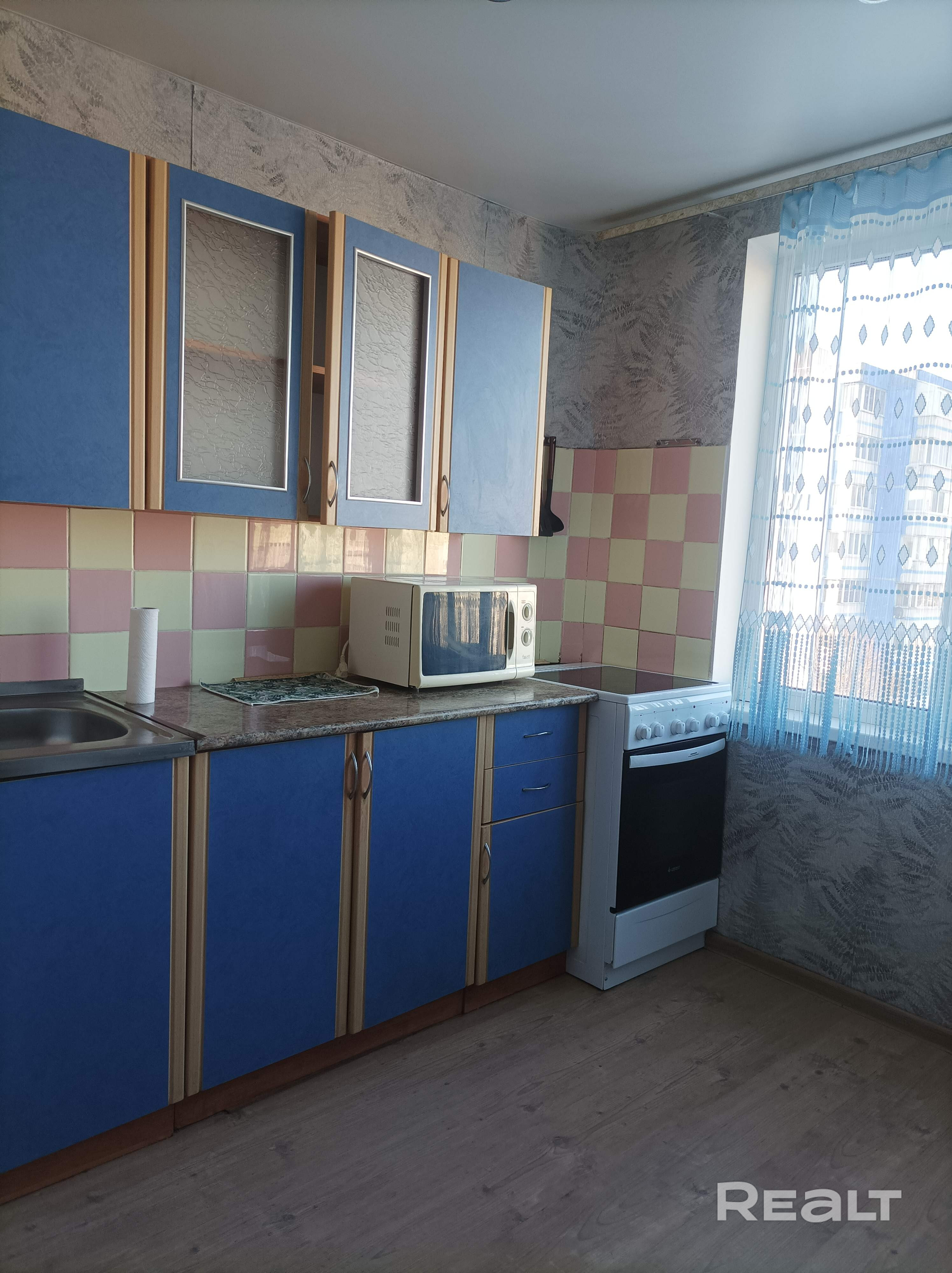 В Квартире есть все необходимое для жилья, комплекты постельного белья (4 полноценных спальных места) комплект полотенец,необходимая посуда. Рядом развитая инфраструктура сады,школы,рынок Западный,банк,аптека, магазин. До ст метро Кунцевщина 10 мин. - Bild 5