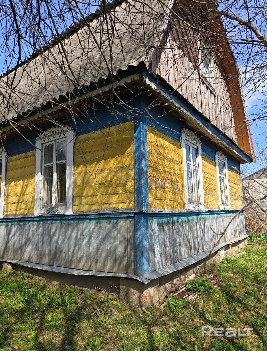 Жилой дом, 1991 года постройки, материал стен - брус, крыша - шифер, 2 жилые комнаты, кухня, коридор, 2 летних комнаты на мансарде. Коммуникации: центральный газ - по улице; центральный водопровод - введен на участок; отопление - печное. Участок ровный, огорожен, есть плодоносящий сад. - Widok 4