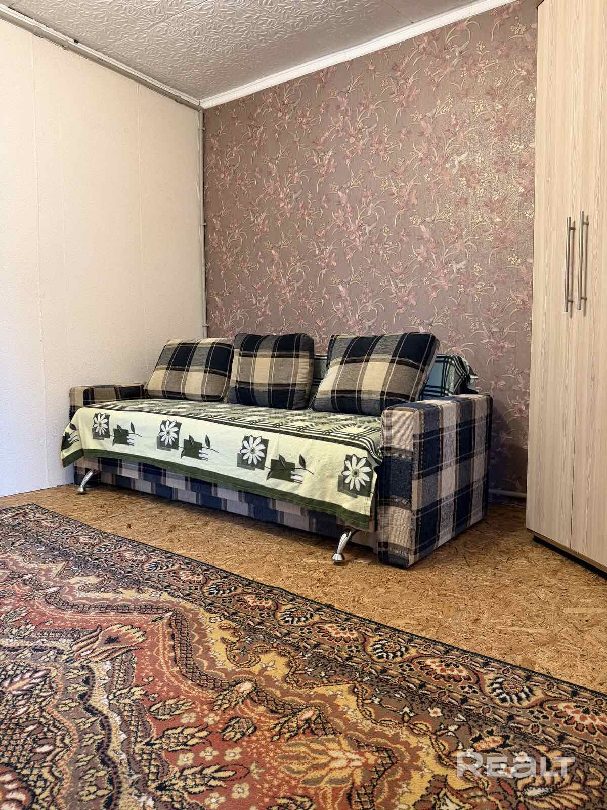 В продаже квартира в блокированном доме с земельным участком в агрогородке «Петришки», Молодечненское направление, 27 км от МКАД. Дом 1975 года постройки. Материал стен: сборно-щитовой, кирпич. Кровля: шифер. Двухкамерные стеклопакеты. Отопление дома: котел. Действующая печь. Канализация (перекатная 7 кубов). Дом утеплен пенопластом 5 мм, оштукатурен, окрашен. Квартира в блокированном доме: Общая площадь жилого помещения 37.1 кв.м. - Ansicht 6