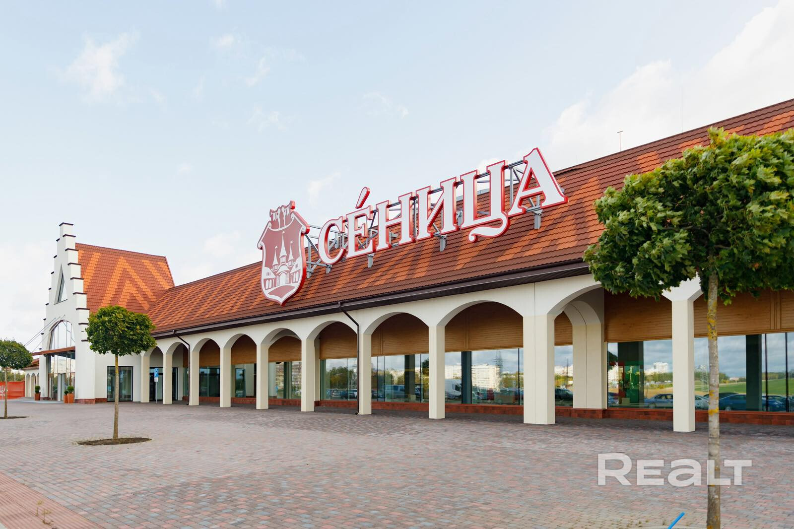 Сдается в аренду просторный кабинет на 50 м2 с ремонтом. Вместе с офисом сдается в аренду теплый склад с рампой 25 м2. - бесплатные парковочные места для Арендаторов, парковка на 1500 авто; маршрутка 1076 прямо ТЦ. - обеденное меню в зоне фудкорта. - отдельный вход . - возможность приобретения офисной мебели. - юр. адрес. – další