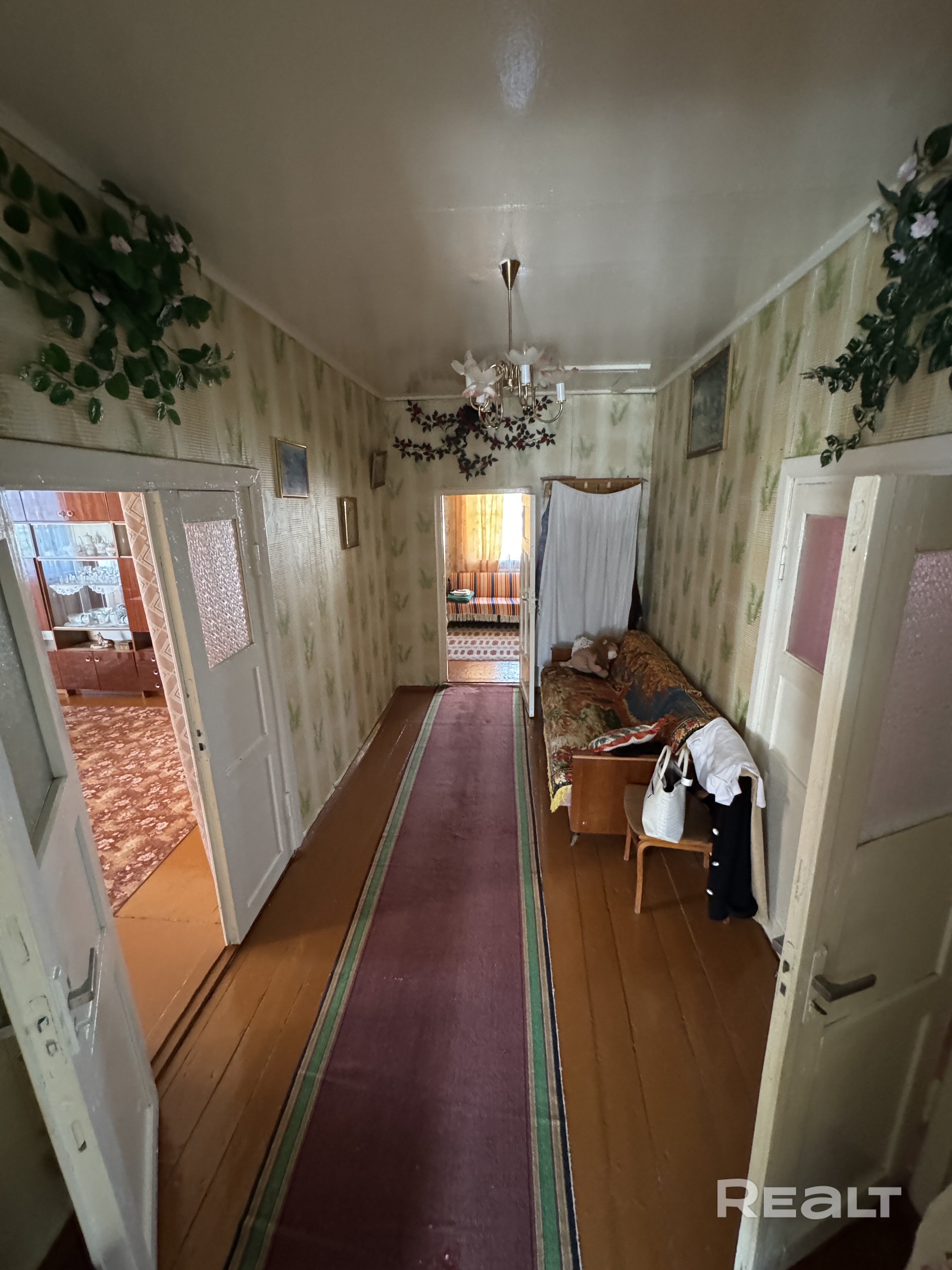 Продаётся просторный кирпичный дом общей площадью 128 м2 в г. Столбцы, переулок Танкистов, рядом со стадионом и городским парком. На участке кроме дома есть бревенчатая "времянка" с летней кухней (с русской печью) и сараем под одной крышей, отдельно стоящий сарай из красного кирпича, курятник и кирпичный уличный туалет. - Więcej
