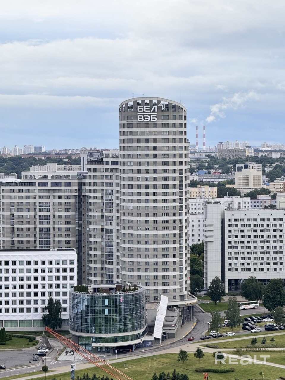 Самое выгодное предложение в центре.в премиум сегменте.ЖК «Славянский квартал»-Победителей 27.Самый престижный и зеленый центр Минска: Парк Победы,Стелла,Троицкое,набережная реки,ТЦ«Галерея»,Зыбицкая, Панорамный вид на центр Минска с 22-м этажа,юго-восток, 3м потолок.Функциональная планировка,просторные комнаты.Готова к проживанию.Премиум отделка.Нат.камень,паркет.Теплые полы.Звукоизоляция.Кондиционирование.Закрытая территория.Консьерж-сервис.Автомойка в паркинге.Презентацию и обзор по запросу - Widok 2