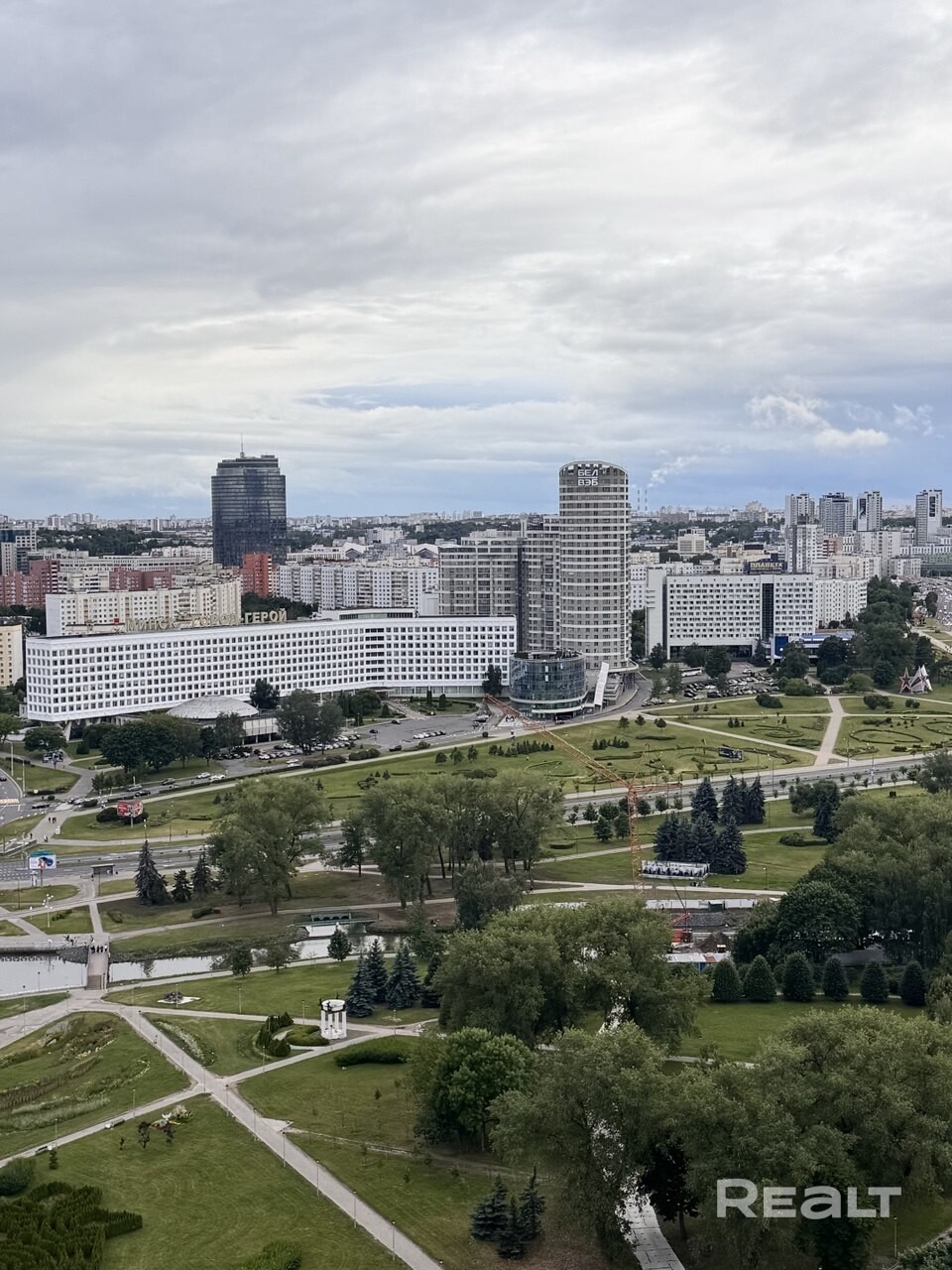 Самое выгодное предложение в центре.в премиум сегменте.ЖК «Славянский квартал»-Победителей 27.Самый престижный и зеленый центр Минска: Парк Победы,Стелла,Троицкое,набережная реки,ТЦ«Галерея»,Зыбицкая, Панорамный вид на центр Минска с 22-м этажа,юго-восток, 3м потолок.Функциональная планировка,просторные комнаты.Готова к проживанию.Премиум отделка.Нат.камень,паркет.Теплые полы.Звукоизоляция.Кондиционирование.Закрытая территория.Консьерж-сервис.Автомойка в паркинге.Презентацию и обзор по запросу - Widok 3