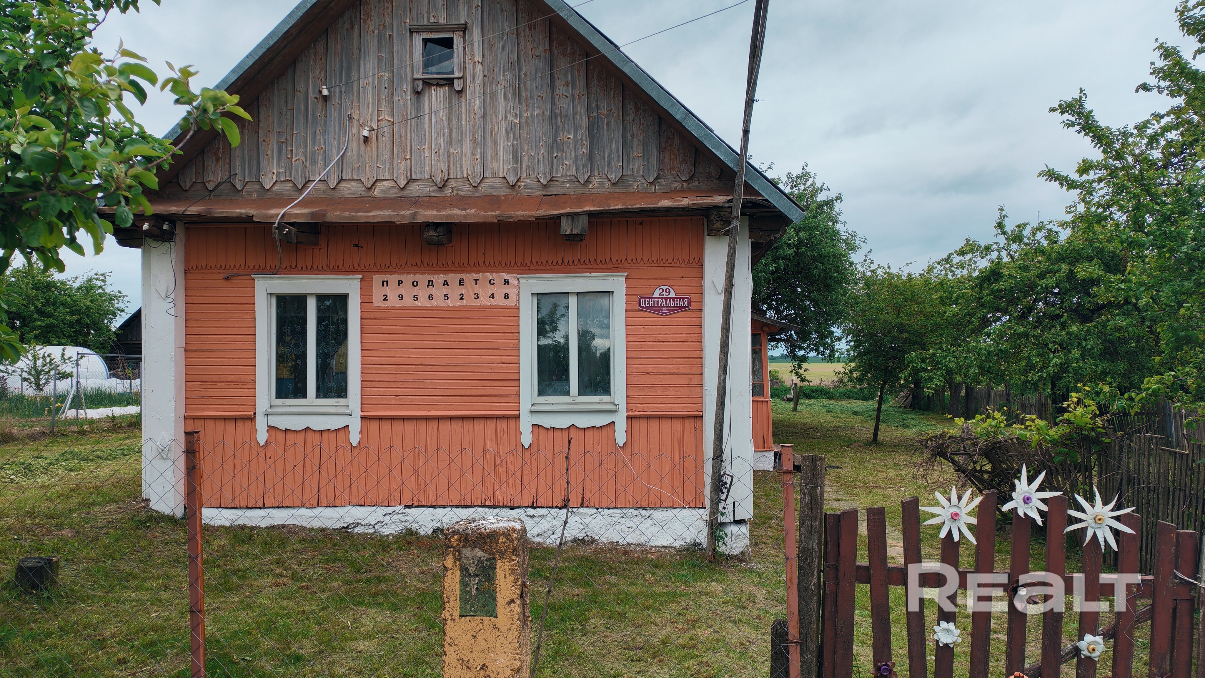 Деревня расположена в 90 км от МКАД недалеко от города Несвижа. Большой участок, есть сад. Центральная улица. Дом находится в начале деревни, недалеко от магазина. - Widok 3