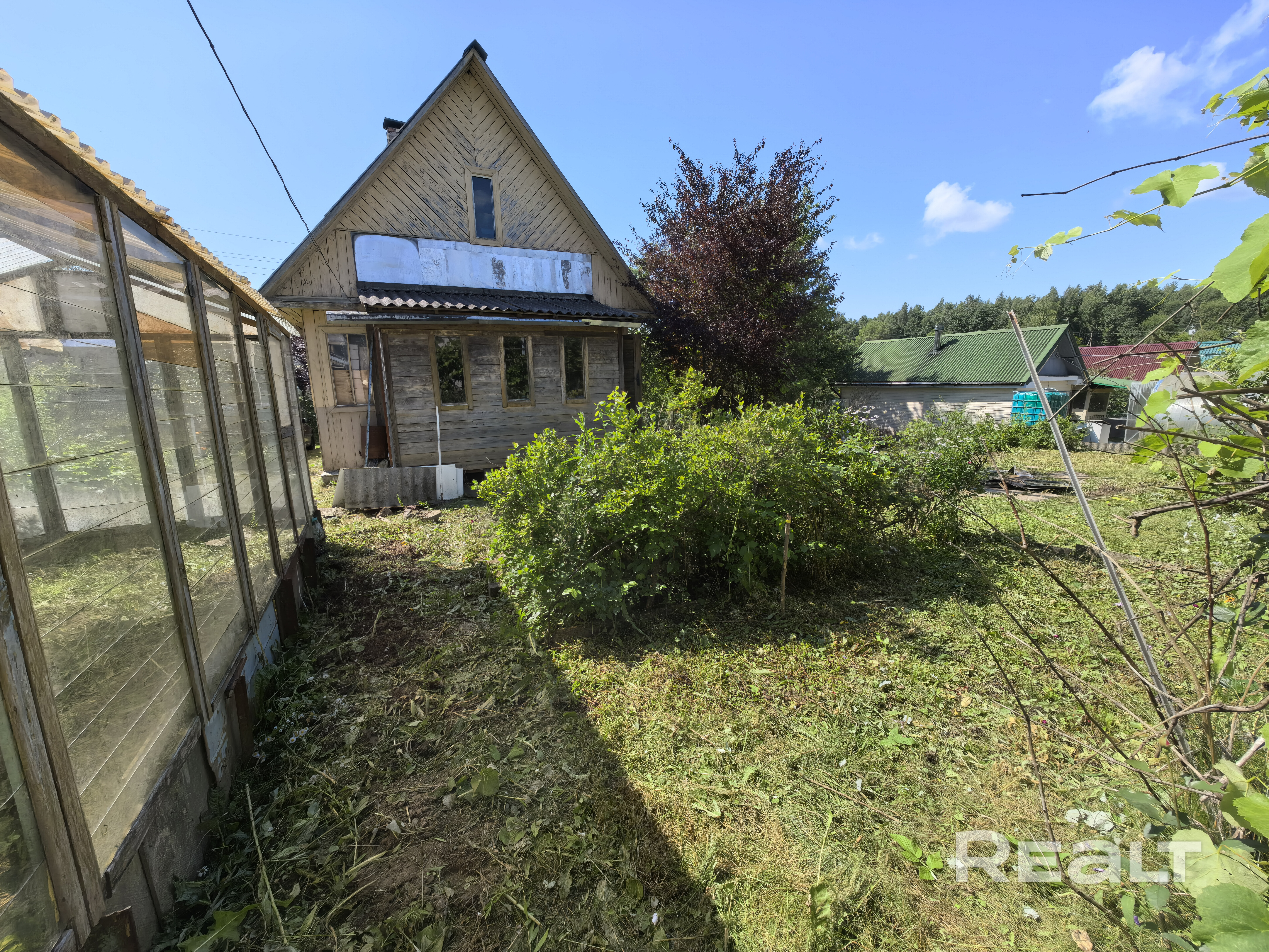 Продается дача в 23км от МКАД по скоростной трассе. Есть возможность добраться на электричке или автобусе. Участок в 5 соток в чистом, защищенном от шума месте, рядом два леса. На участке растут яблони, виноград, ягодные кусты, установлено две теплицы. Дом из сруба, общей площадью в 64м2, установлен на высоком фундаменте. Пол со стороны подвала утеплен. Внутри стены отшлифованы и покрыты лаком. Летом в жару в доме прохладно, тихо, и всегда хорошо спится - можно отдохнуть от города. - Ansicht 5