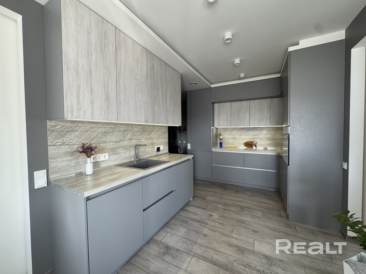 Панорамная евротрёшка - 59.7 м² в ЖК «Маяк Минска», окна на юг и запад, три вида из окон: Библиотека, парк Писателей, набережная Свислочи. Дизайнерский ремонт. Солнце весь день. «Город в городе». Квартира расположена в лучшем корпусе жилого комплекса «Маяк Минска» — именно из этого дома открываются самые красивые виды столицы.Транспортная доступность на высоте: станция метро «Восток» — в шаговой доступности, удобный выезд на МКАД и проспект Независимости позволяет быстро добраться в любую точку. – pohled 5