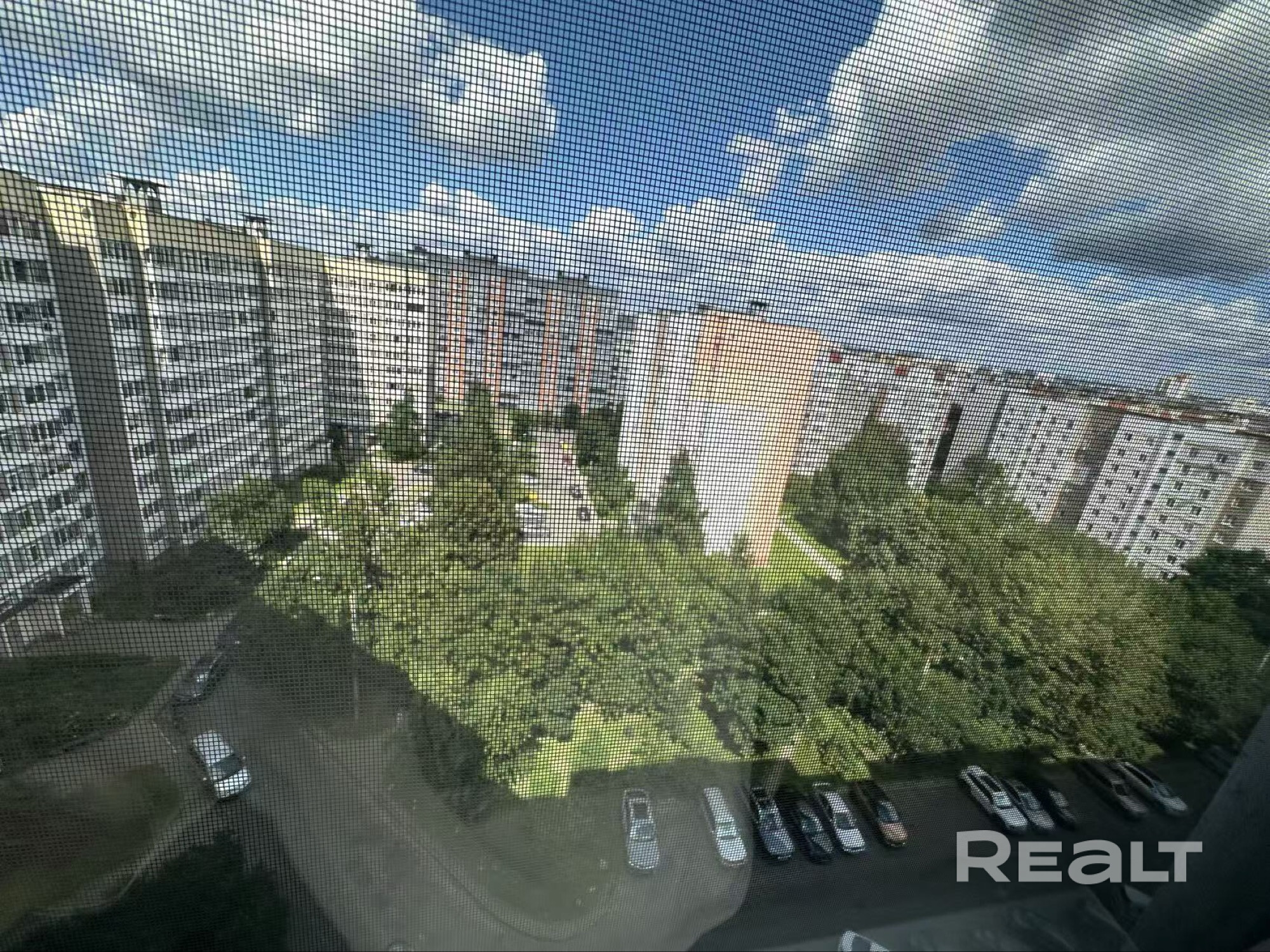 В центре Минска сдаётся светлая 4-комнатная квартира на 10-м этаже с панорамными окнами. Вас ждёт новая техника премиум-класса (Bosch, Siemens), кондиционер Gree и водонагреватель на 80 л. Изолированные комнаты и просторная ванная. Рядом — метро «Ковальская Слобода», кафе, магазины и парки. Идеальное место для тех, кто ценит комфорт и качество жизни. - Widok 3