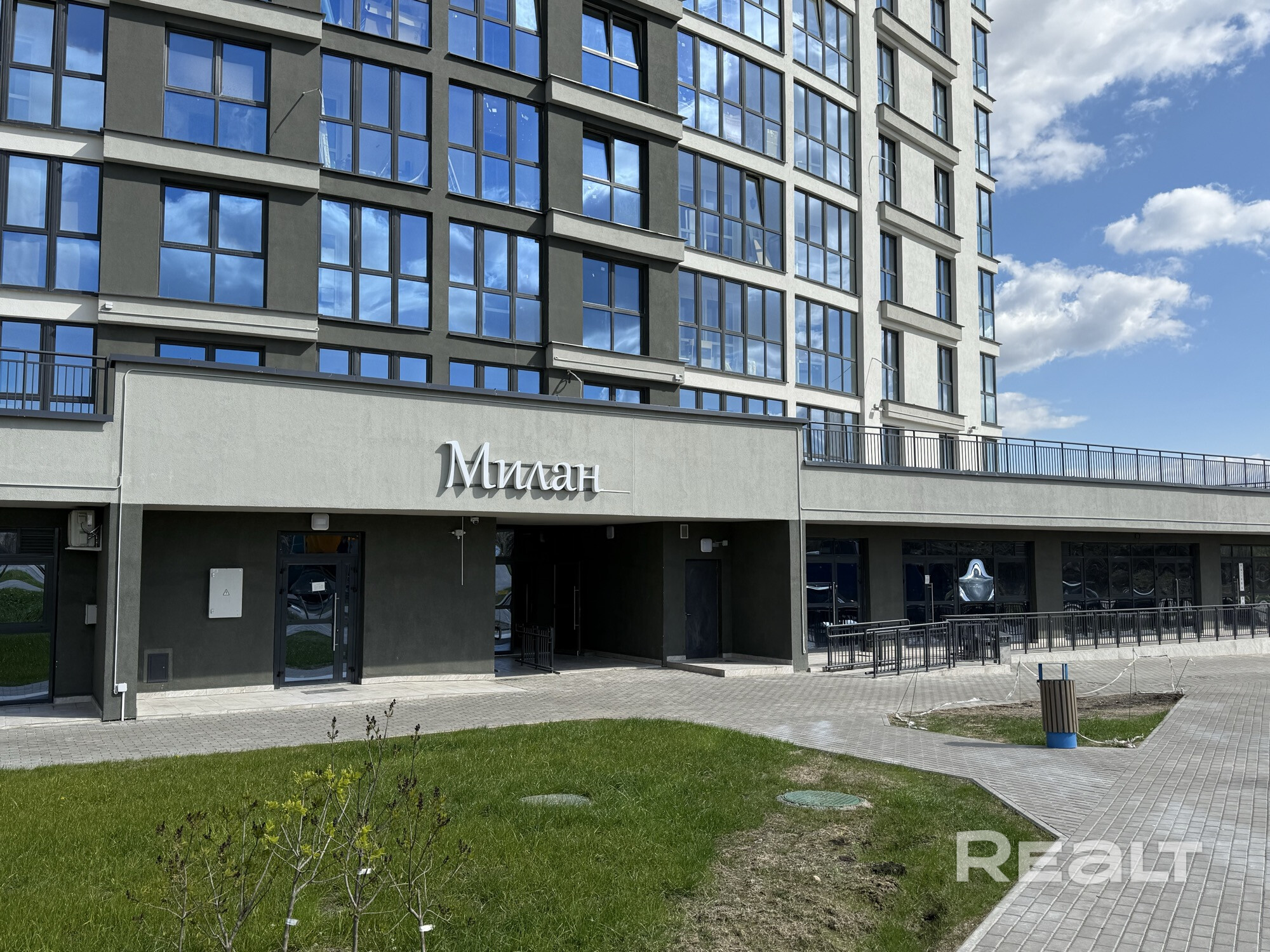 Продается светлая жилая евродвушка(не апартаменты!) В квартире свободная планировка, 4 окна во двор, на юго-запад с видом на будущий детский сад и парк. Квартира принималась от застройщика с инженером технического надзора. Все замечания устранены. Никто не прописан, все документы готовы к продаже. Возможно оформление сделки по желанию покупателя через любое агентство недвижимости либо напрямую у нотариуса или в БТИ. Цена зафиксирована в белорусских рублях. - Mehr