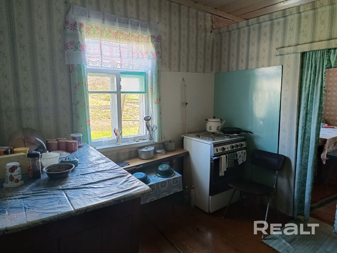 Продаётся дом на участке (состоит из 2-х частей, разделён дорогой) с одной стороны хозяйственные постройки (сарай) ,с другой стороны дом, сад, огород, в очень перспективном месте деревни Аксаковщина. -К участку ведет новая асфальтированная подъездная дорога. Есть возможность подъезда на два участка. -Участок граничит с соседями на всю длину с двух сторон и огорожен сеткой-рабицей. -Прямо около дома труба с центральным водоснабжением. -К дому проведён кабель оптоволокна. – pohled 5
