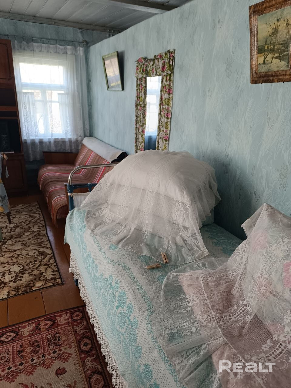 Продаётся дом на участке (состоит из 2-х частей, разделён дорогой) с одной стороны хозяйственные постройки (сарай) ,с другой стороны дом, сад, огород, в очень перспективном месте деревни Аксаковщина. -К участку ведет новая асфальтированная подъездная дорога. Есть возможность подъезда на два участка. -Участок граничит с соседями на всю длину с двух сторон и огорожен сеткой-рабицей. -Прямо около дома труба с центральным водоснабжением. -К дому проведён кабель оптоволокна. – pohled 6