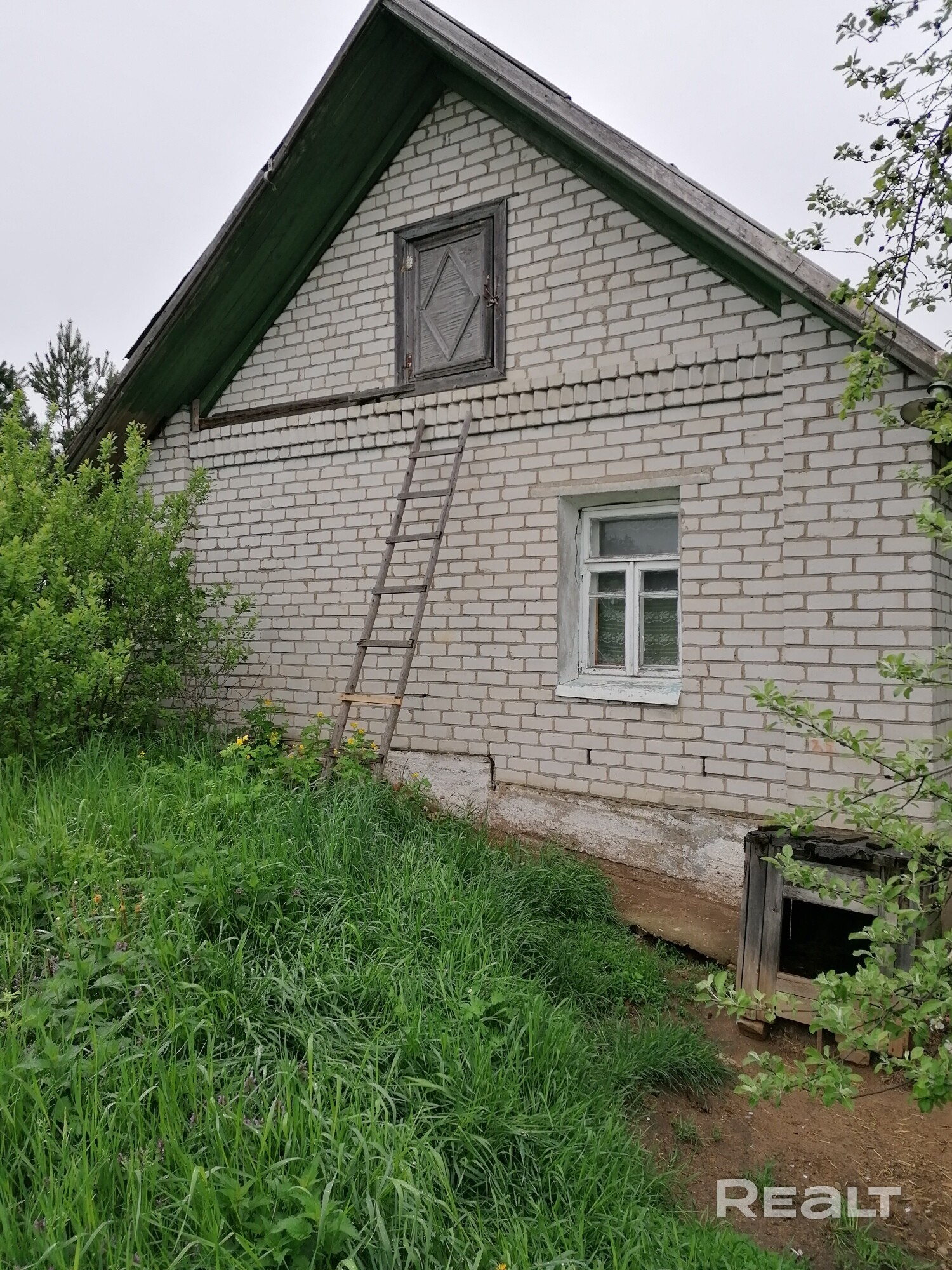 дом построен из бруса ,обложен кирпичем. в шаговой доступности остановка электрички, магазин . 10 мин до автобусной остановки. расположение -вторая линия от дороги ,рядом лес. газ, канализация по улице. в доме зарегистрирован 1 человек с правом проживания, без права собственности. - Aanzicht 3