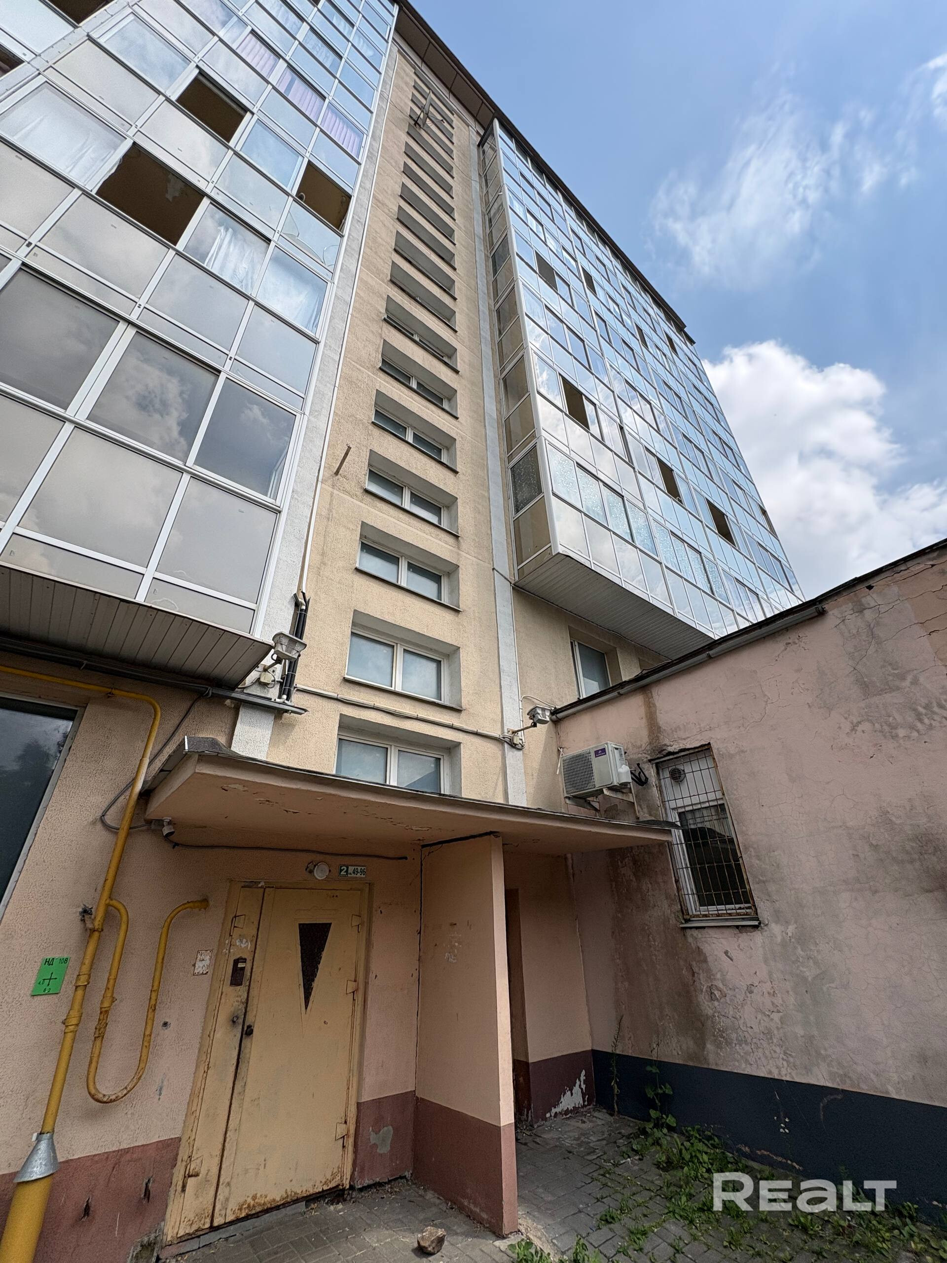 Продается 3 комнатная квартира с хорошей локацией, в развитом районе. В квартире установлены стеклопакеты, два больших балкона, дом после капитального ремонта, тихий двор, в шаговой доступности метро Грушевка, магазины, банки. Приглашаем Вас на просмотр! - Widok 4