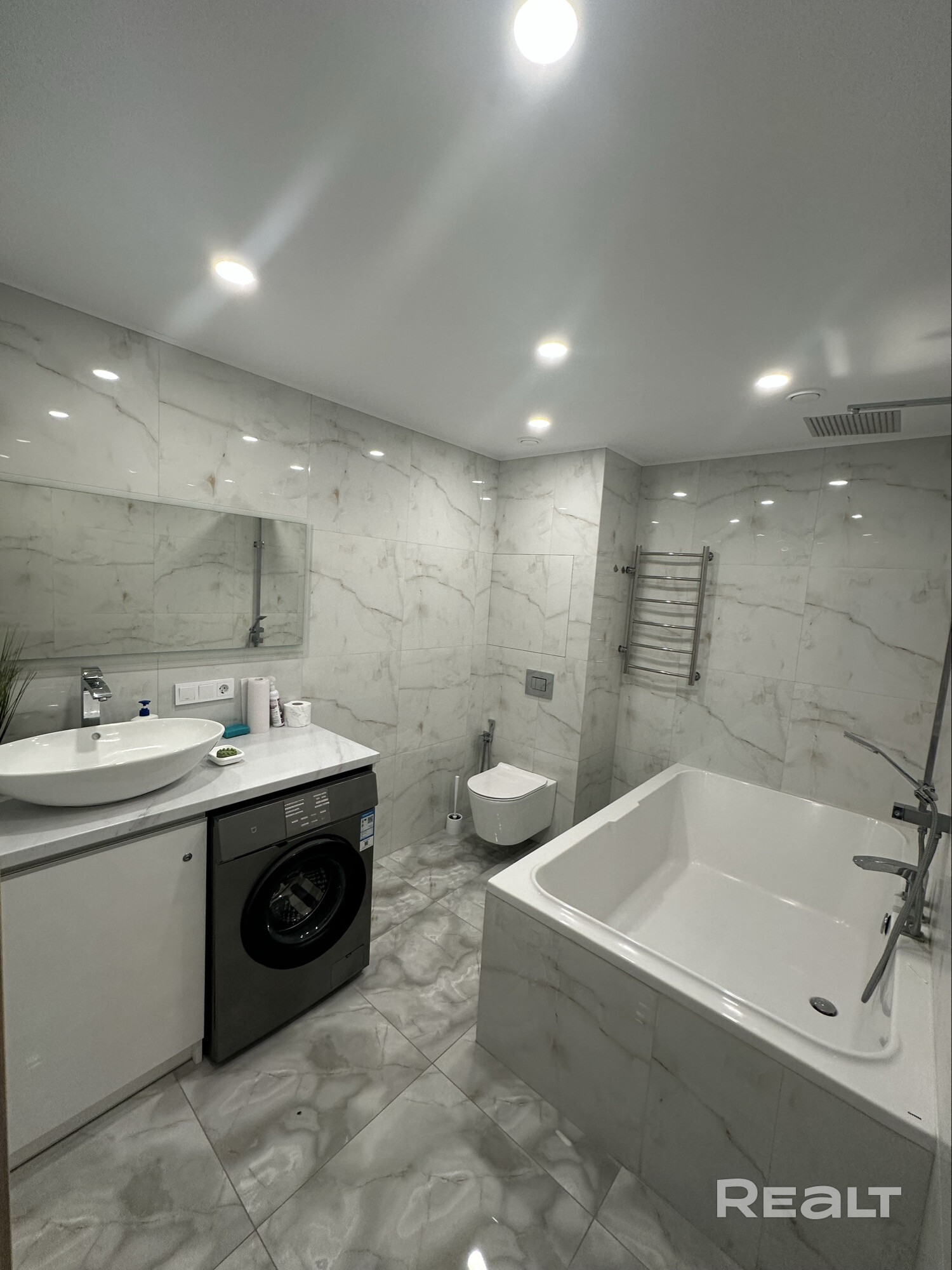 В центре Минска сдаётся светлая 4-комнатная квартира на 10-м этаже с панорамными окнами. Вас ждёт новая техника премиум-класса (Bosch, Siemens), кондиционер Gree и водонагреватель на 80 л. Изолированные комнаты и просторная ванная. Рядом — метро «Ковальская Слобода», кафе, магазины и парки. Идеальное место для тех, кто ценит комфорт и качество жизни. - Więcej