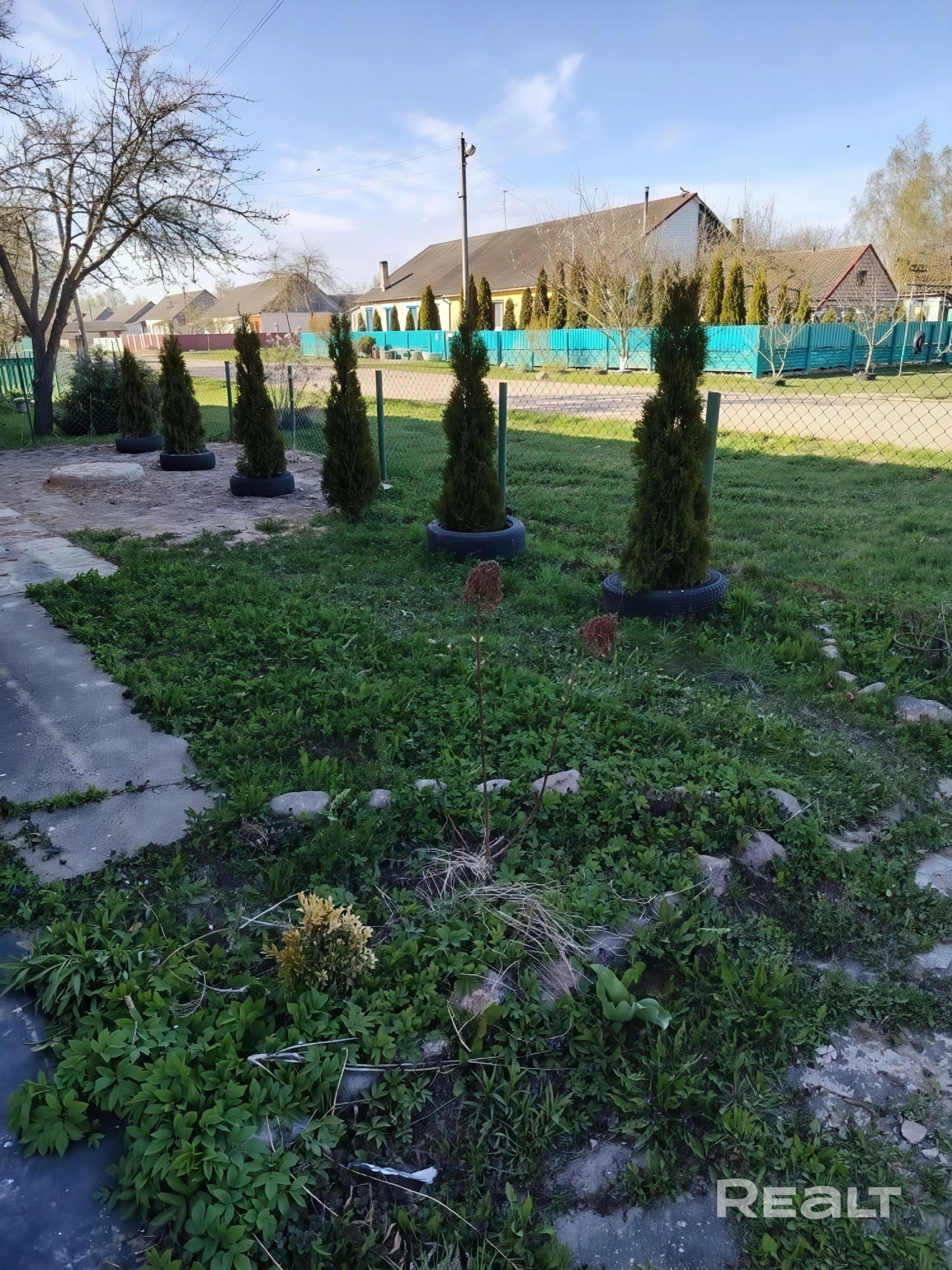 Продаётся дом в д. РАДИЧЕВО (7 км от города) Бокшицкий с/с. В доме заменены все окна, проведана вода и сделаны выводы для обустройства сан узла -(душевая кабина имеется) Так же на территории есть летний душ и сан узел. По дому разведкно отопление (твердотоплевный котёл). Имеется гараж. Сарай. В 10 метрах магазин и фап В 2 км школа, сад, сельсовет. - Widok 3