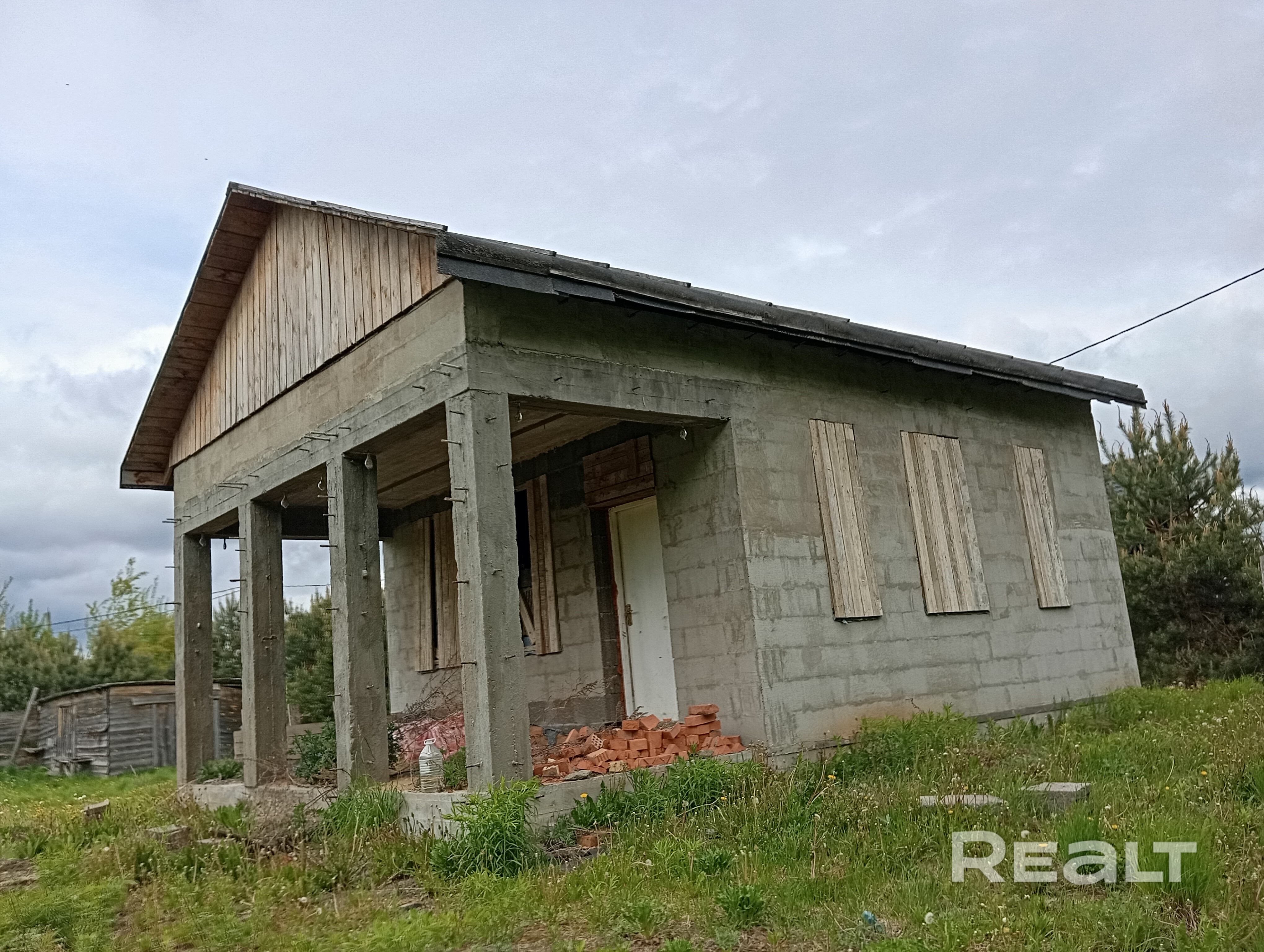 Вилейское водохранилище, деревня Сосенка. Первая береговая линия. Две отдельностоящие, законсервированные коробки дома, размерами 6*9. Два смежных, обособленных участка по 15 соток каждый. Без соседей, с двух сторон выход в лес. Угловой, обособленный, живописный участок. До воды, через лес, 80 м. Полностью подготовлен весь пакет документов для быстрой продажи. По проектам на участках согласовано строительство семи идентичных домов для сдачи в аренду. - Ansicht 5