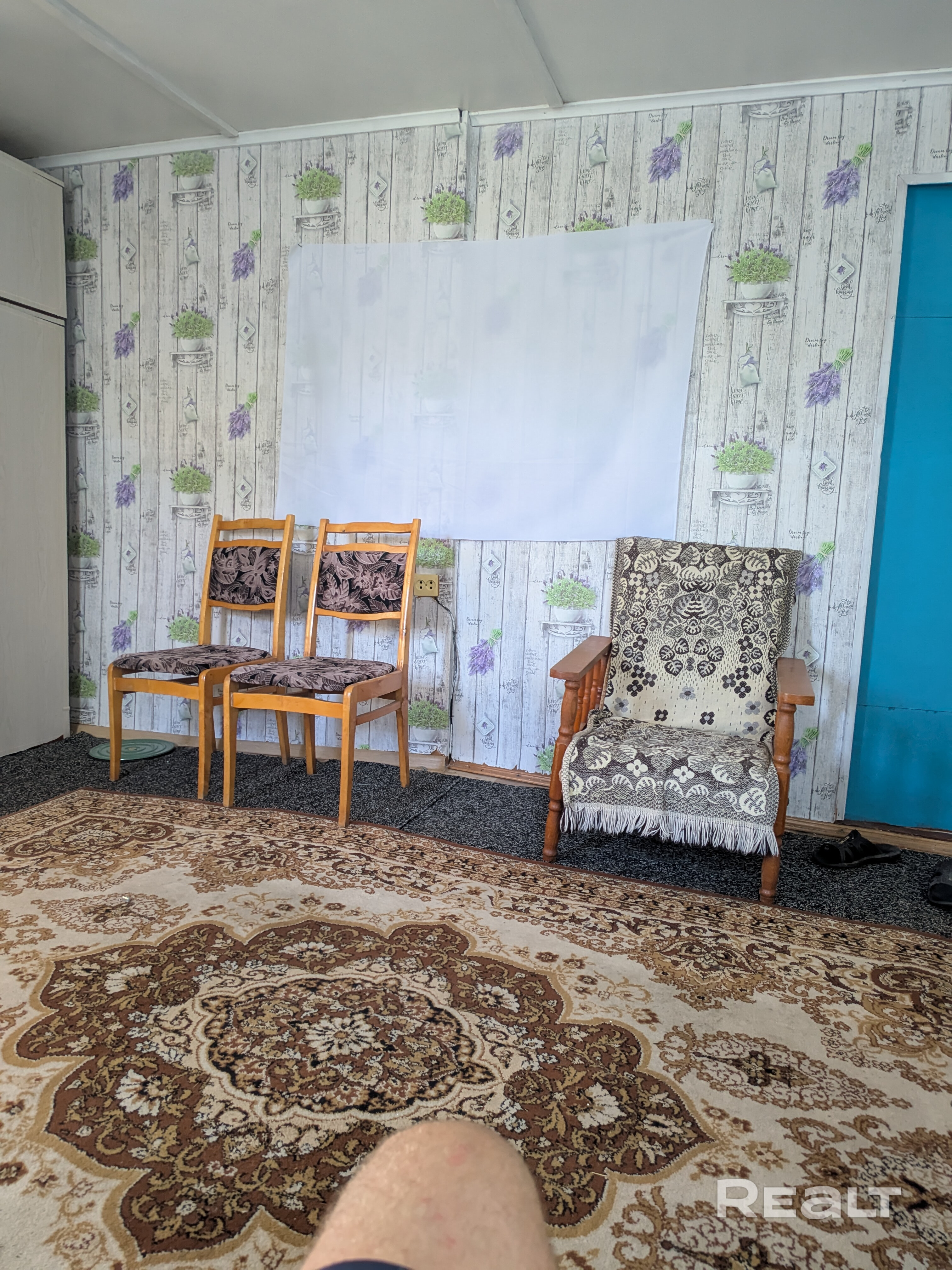Дача, полностью готова к проживанию. Магазин в 300 м, водоём с детской площадкой в 300 м. Станция жд в 2,4 км. От станции до СТ подвозит маршрутка - Mehr