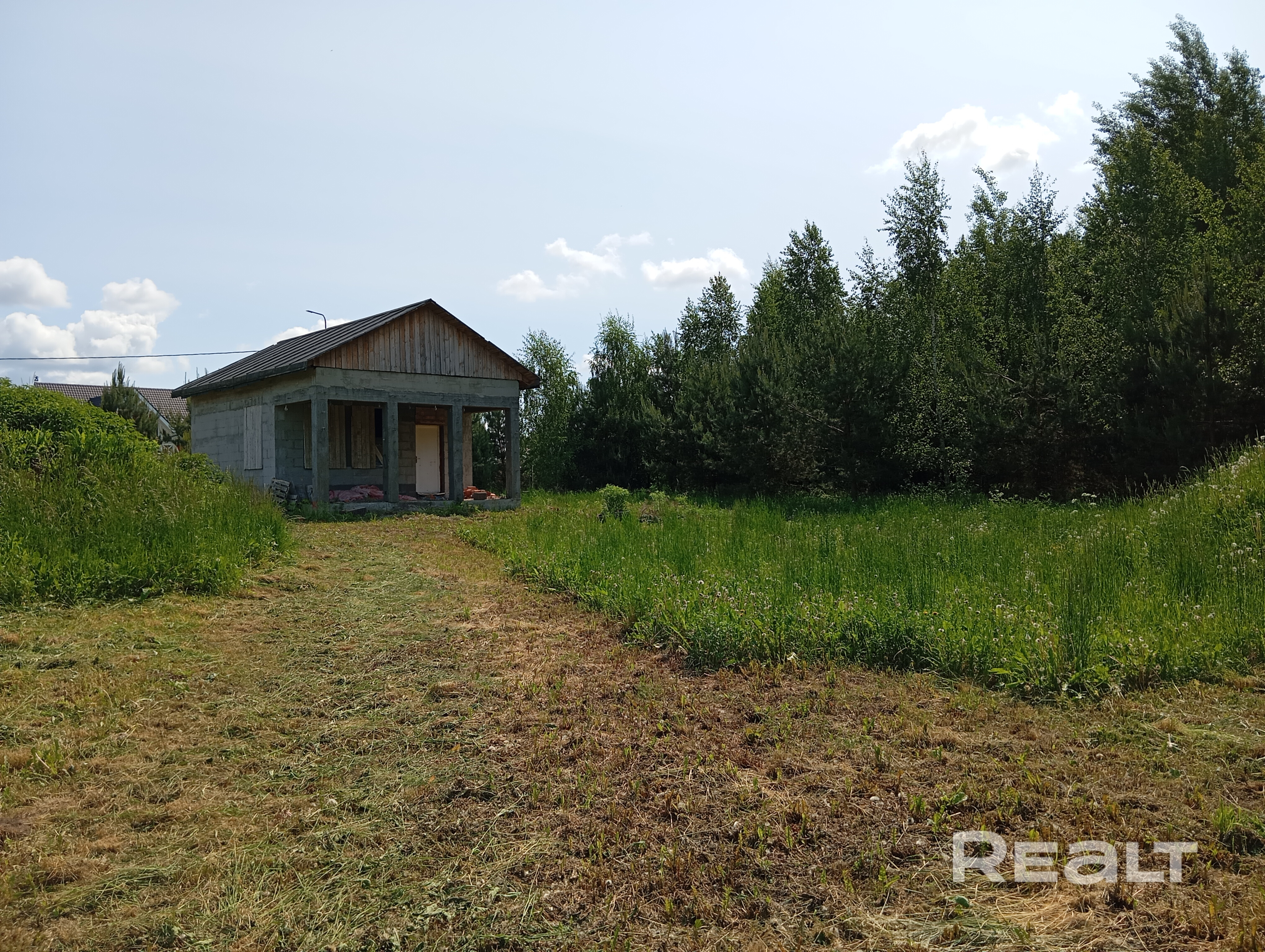 Вилейское водохранилище, деревня Сосенка. Первая береговая линия. Две отдельностоящие, законсервированные коробки дома, размерами 6*9. Два смежных, обособленных участка по 15 соток каждый. Без соседей, с двух сторон выход в лес. Угловой, обособленный, живописный участок. До воды, через лес, 80 м. Полностью подготовлен весь пакет документов для быстрой продажи. По проектам на участках согласовано строительство семи идентичных домов для сдачи в аренду. - Mehr