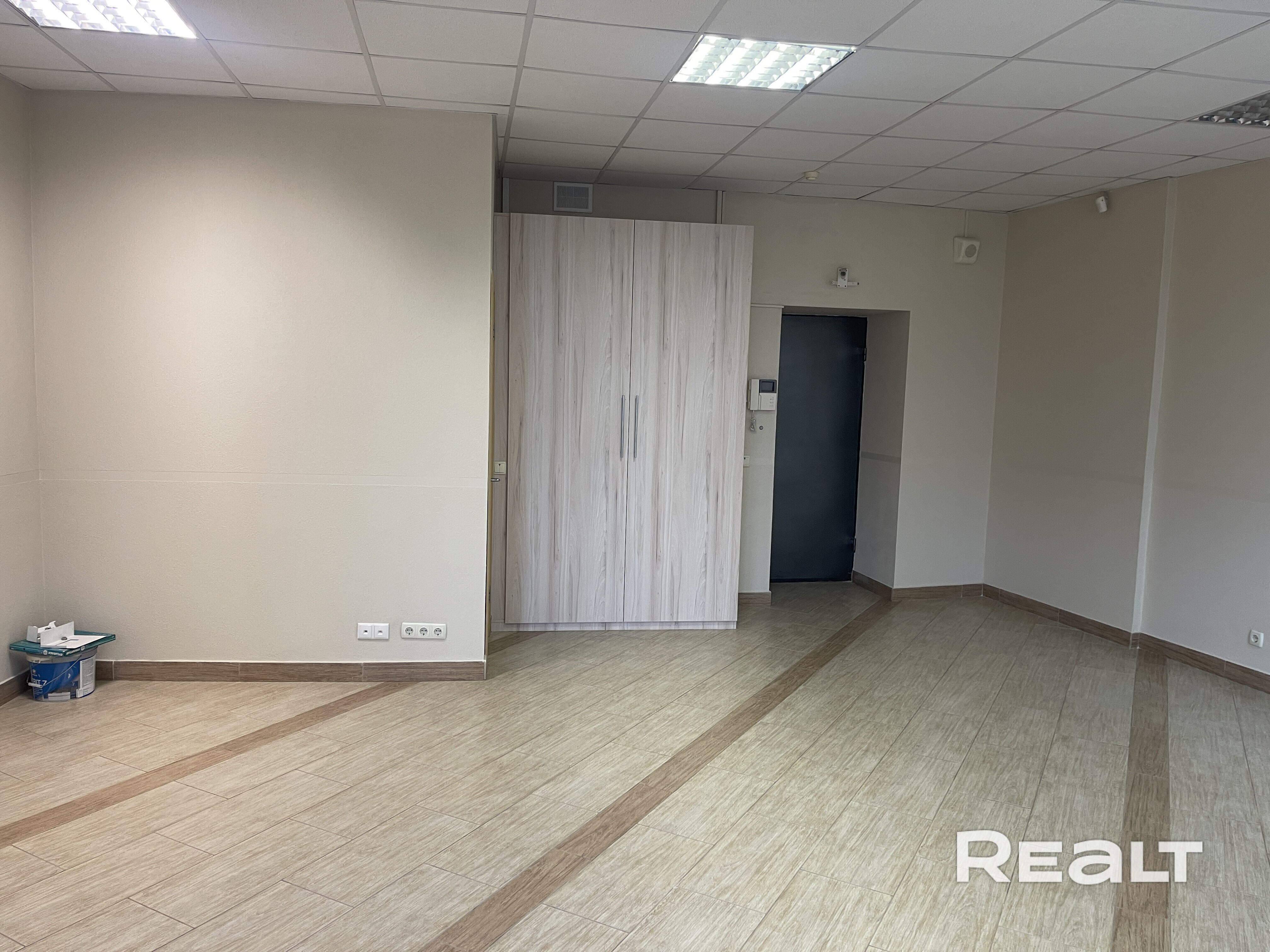 СДАЕМ В АРЕНДУ ОФИС 47,3 м на МЕЛЕЖА, 1, кондиционер, свой с/у. 4й этаж, свежий ремонт, первое заселение  ✅ Автономность — отдельный вход и отсутствие проходных соседей. ✅ Свой с/у — никаких очередей и лишних контактов. ✅ Кондиционер — прохладное лето и теплое межсезонье. ✅ Готовый интерьер — современный ремонт позволяет начать работу хоть завтра. - Aanzicht 3