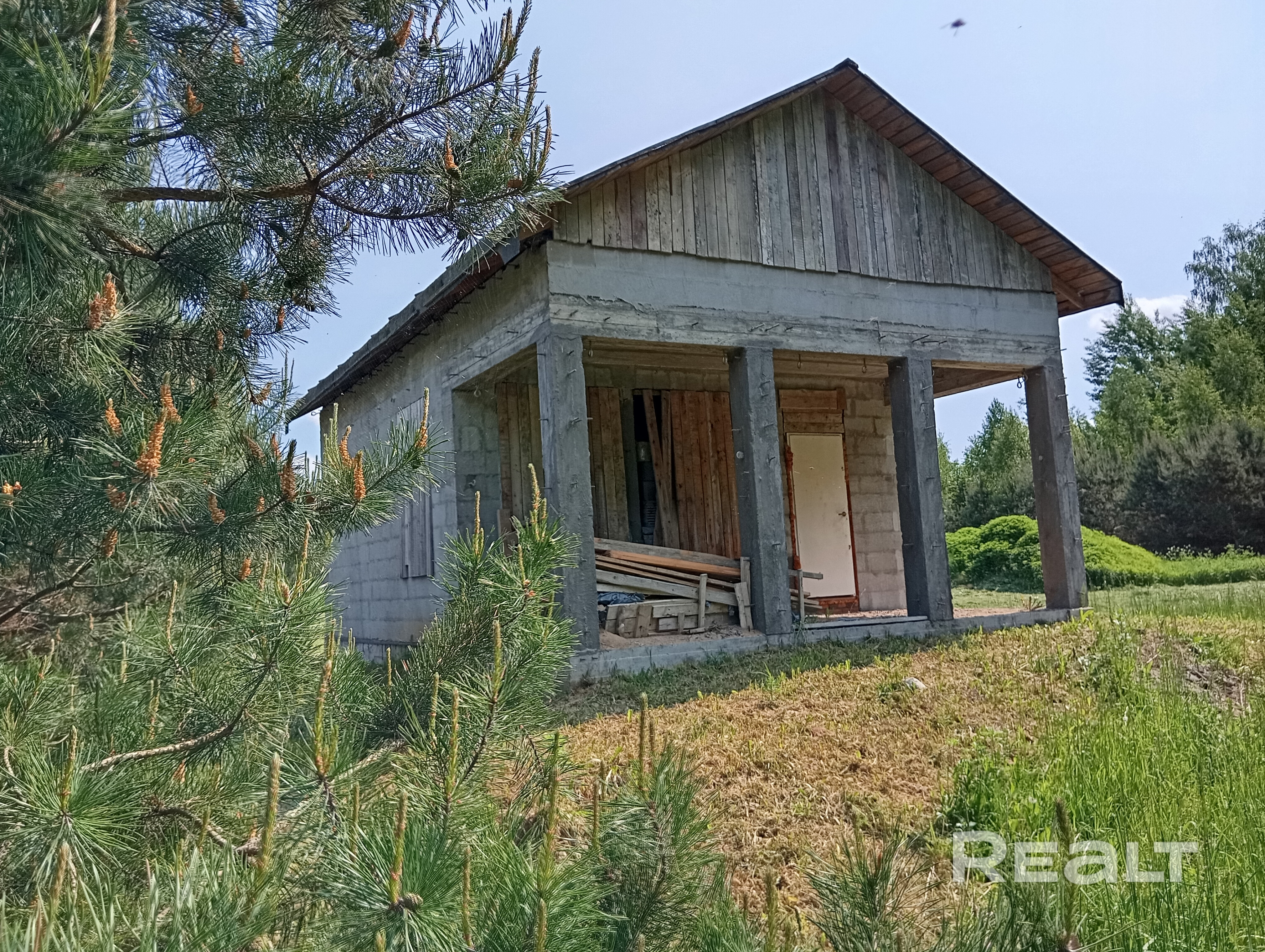 Вилейское водохранилище, деревня Сосенка. Первая береговая линия. Две отдельностоящие, законсервированные коробки дома, размерами 6*9. Два смежных, обособленных участка по 15 соток каждый. Без соседей, с двух сторон выход в лес. Угловой, обособленный, живописный участок. До воды, через лес, 80 м. Полностью подготовлен весь пакет документов для быстрой продажи. По проектам на участках согласовано строительство семи идентичных домов для сдачи в аренду. - Ansicht 6
