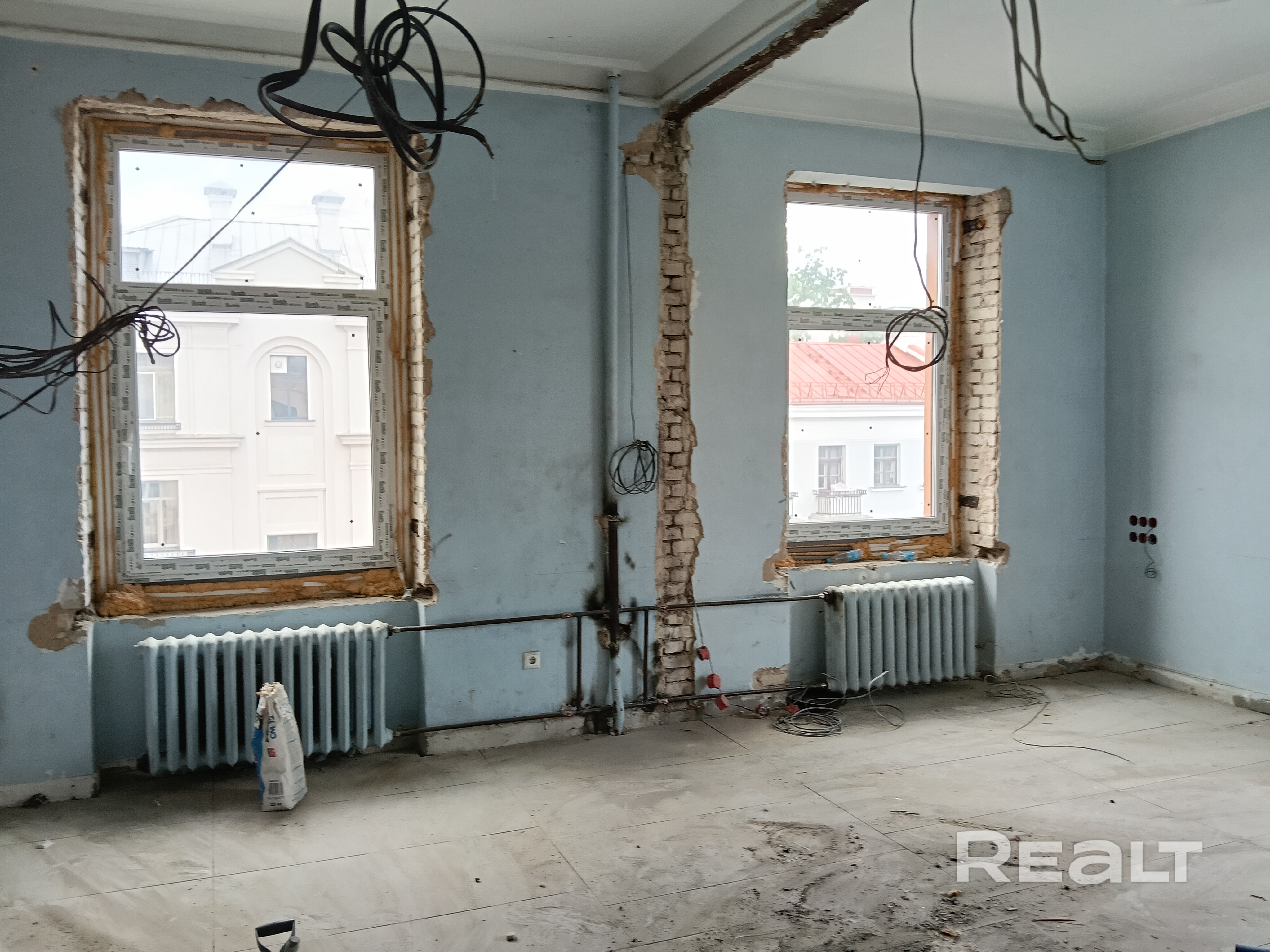 3-х комнатная квартира в центре Минска рядом с художественным музеем. на четвёртом последнем этаже, есть возможность добавить мансардой этаж. дом кирпичный, сталинка. В квартире начат ремонт, новые окна и сделан черновой пол. – pohled 6