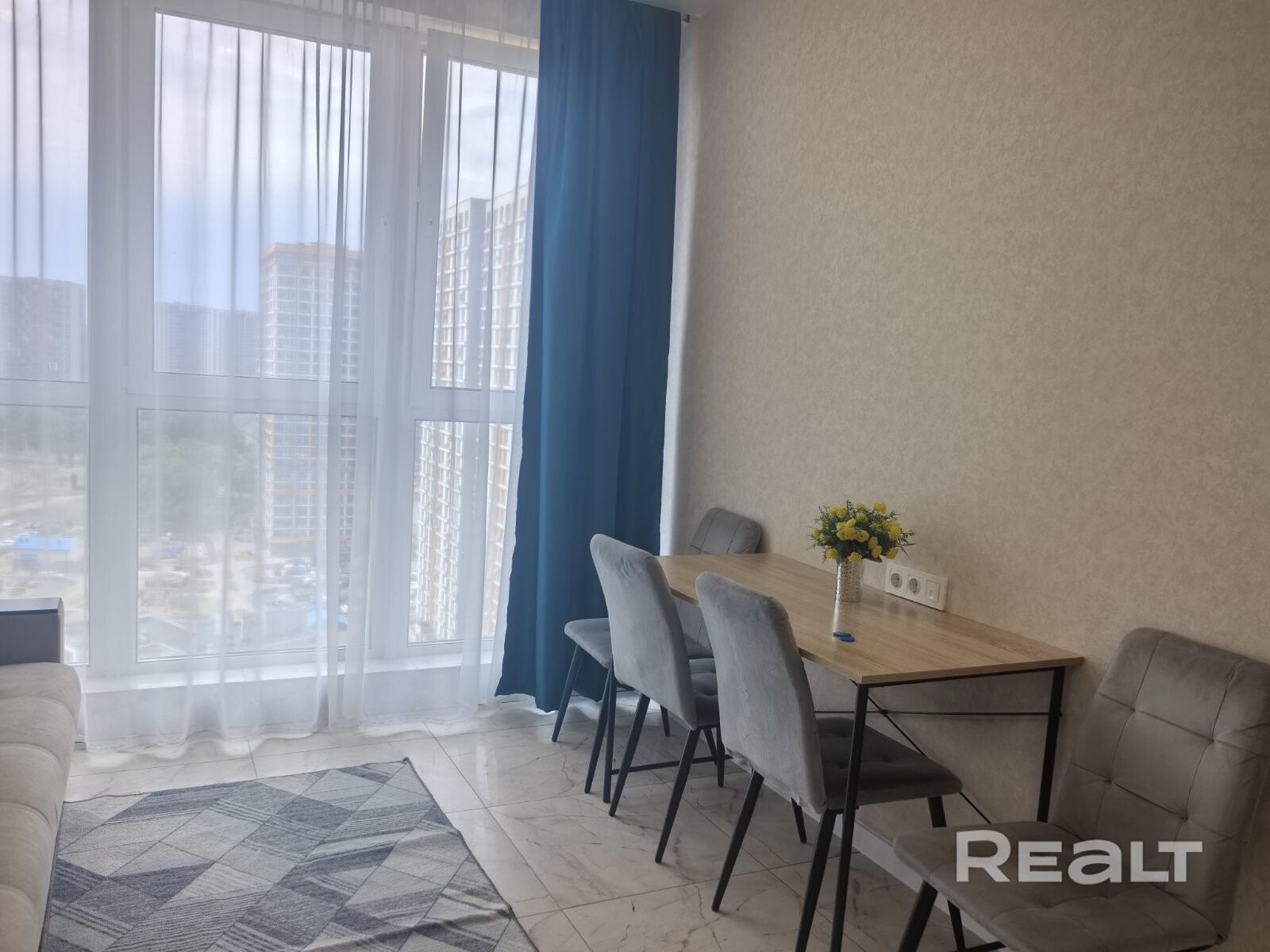 ИНВЕСТИЦИЯ С ГАРАНТИЕЙ ДОХОДА Продается квартира 37.9 м² в ЖК Минск Мир. 💰 Ежемесячный доход — 1170 долл/мес. (посуточная аренда). 📈 Окупаемость — 7,8 лет. 🔑 Полная готовность к работе (бытовая техника, белье). 📍 Вся инфраструктура в шаговой доступности, метро Аэродромная. Идеальный вариант для сохранения и приумножения капитала. Работает как бизнес, продается как квартира. Высокий рейтинг, Статус суперхозяин! - Fler