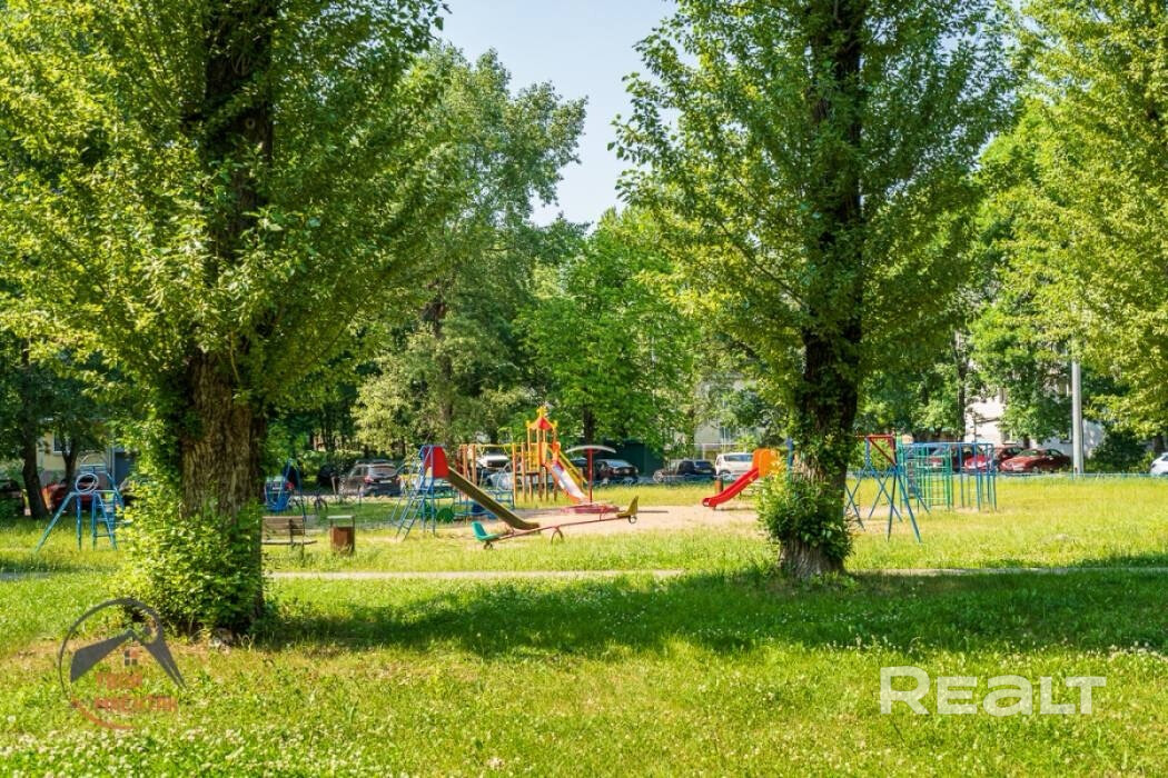 В продаже однокомнатная квартира в Первомайском районе. Комфортный высокий первый этаж с окнами в тихий зеленый двор. В доме сделан капремонт. До метро Московская 10 минут. В квартире установлены стеклопакеты, деревянный пол. Квартира подходит как для жизни, так и под сдачу в аренду. - Widok 4
