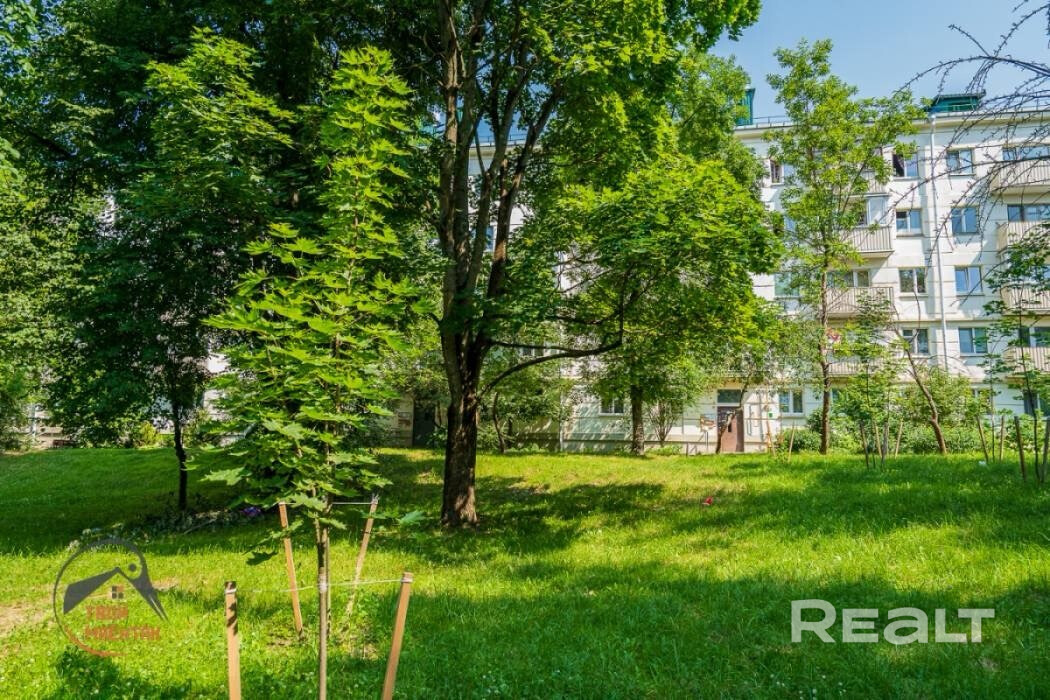 В продаже однокомнатная квартира в Первомайском районе. Комфортный высокий первый этаж с окнами в тихий зеленый двор. В доме сделан капремонт. До метро Московская 10 минут. В квартире установлены стеклопакеты, деревянный пол. Квартира подходит как для жизни, так и под сдачу в аренду. - Widok 2