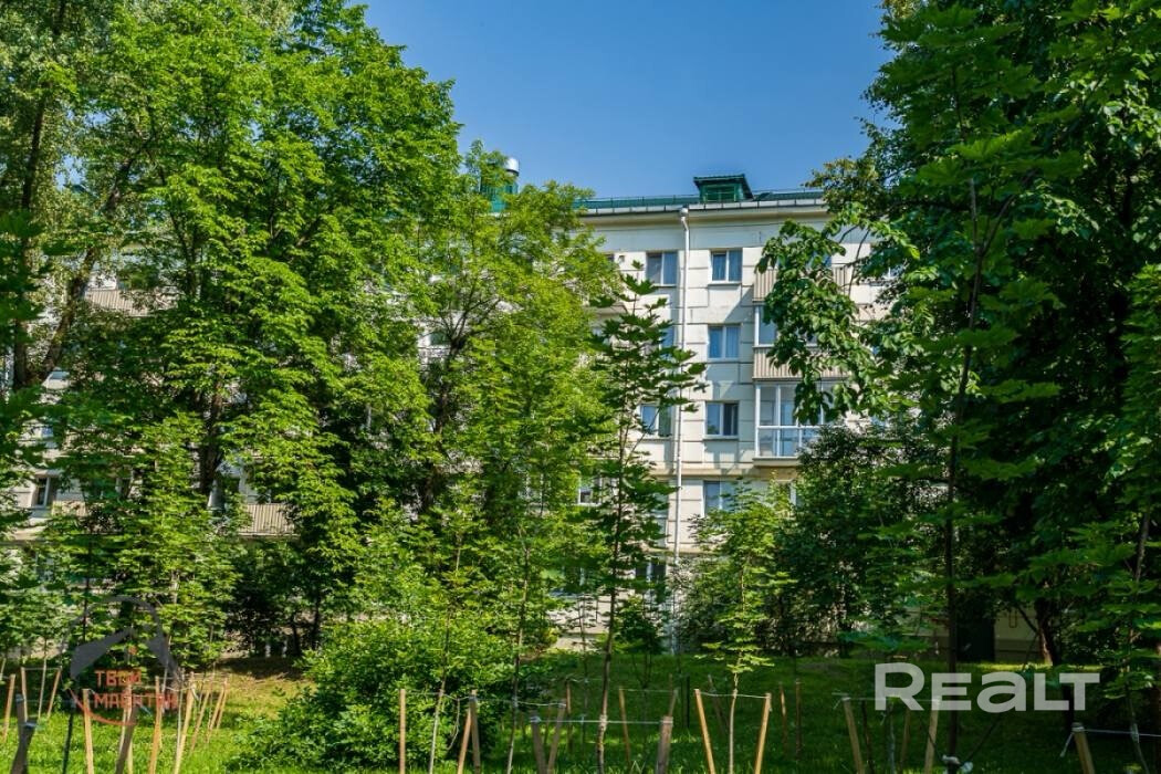 В продаже однокомнатная квартира в Первомайском районе. Комфортный высокий первый этаж с окнами в тихий зеленый двор. В доме сделан капремонт. До метро Московская 10 минут. В квартире установлены стеклопакеты, деревянный пол. Квартира подходит как для жизни, так и под сдачу в аренду. - Widok 3