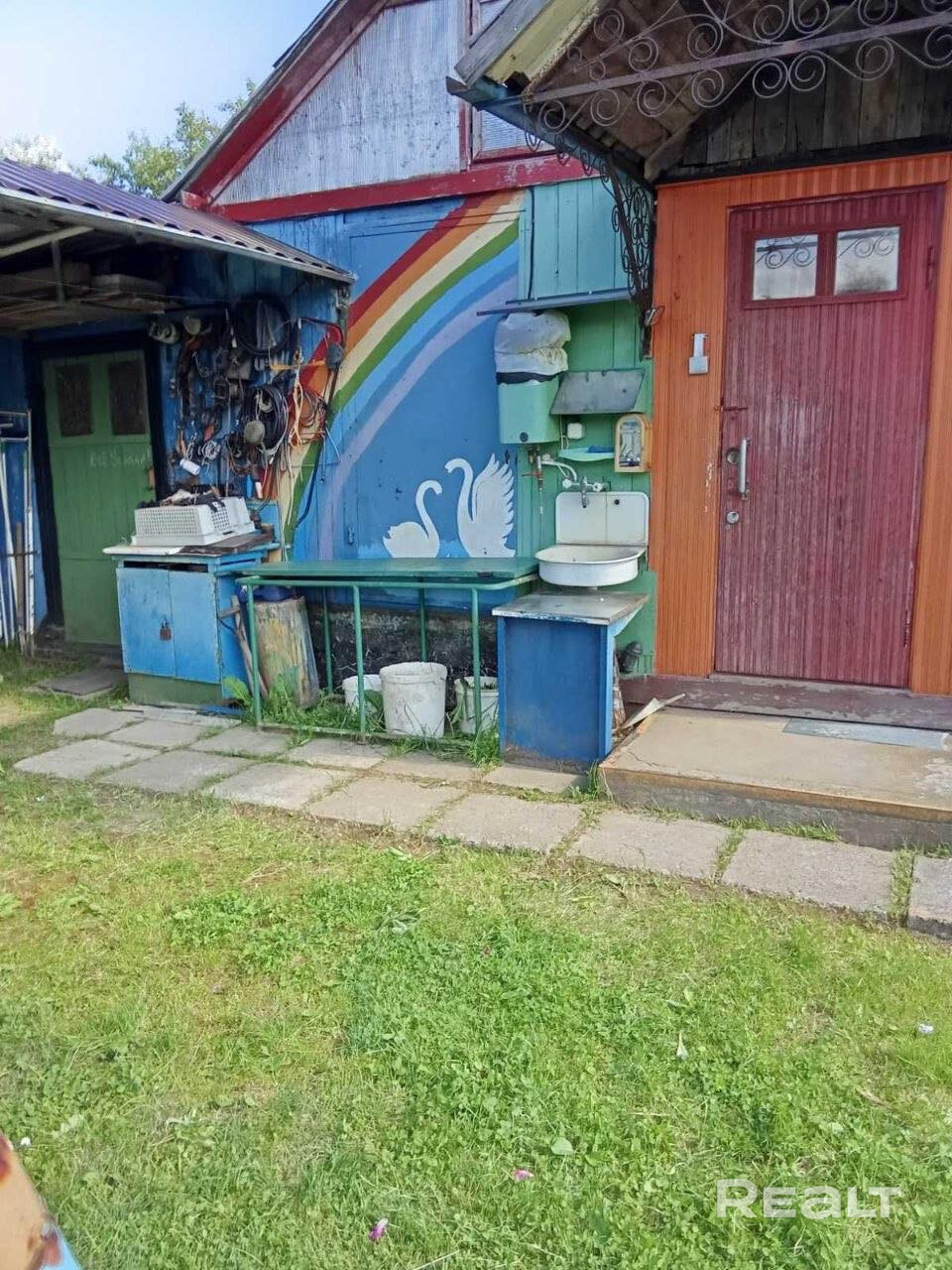Продается уютная дача в СТ Домашаны. Отличные подъездные пути, асфальт. В пешей доступности остановка электричек Домашаны, маршрутки. Есть круглогодичный магазин. Участок 7 соток, в частной собственности, ровный, ухоженный, с плодовыми деревьями и кустарниками. Есть летний домик с одной жилой комнатой. К нему пристроен хозблок и навес для отдыха. В доме есть погреб для хранения. Туалет на улице. Теплица, летний душ, качели, бак для полива дюралевый 300 литров Вода сезонная, разведена по все - Widok 4