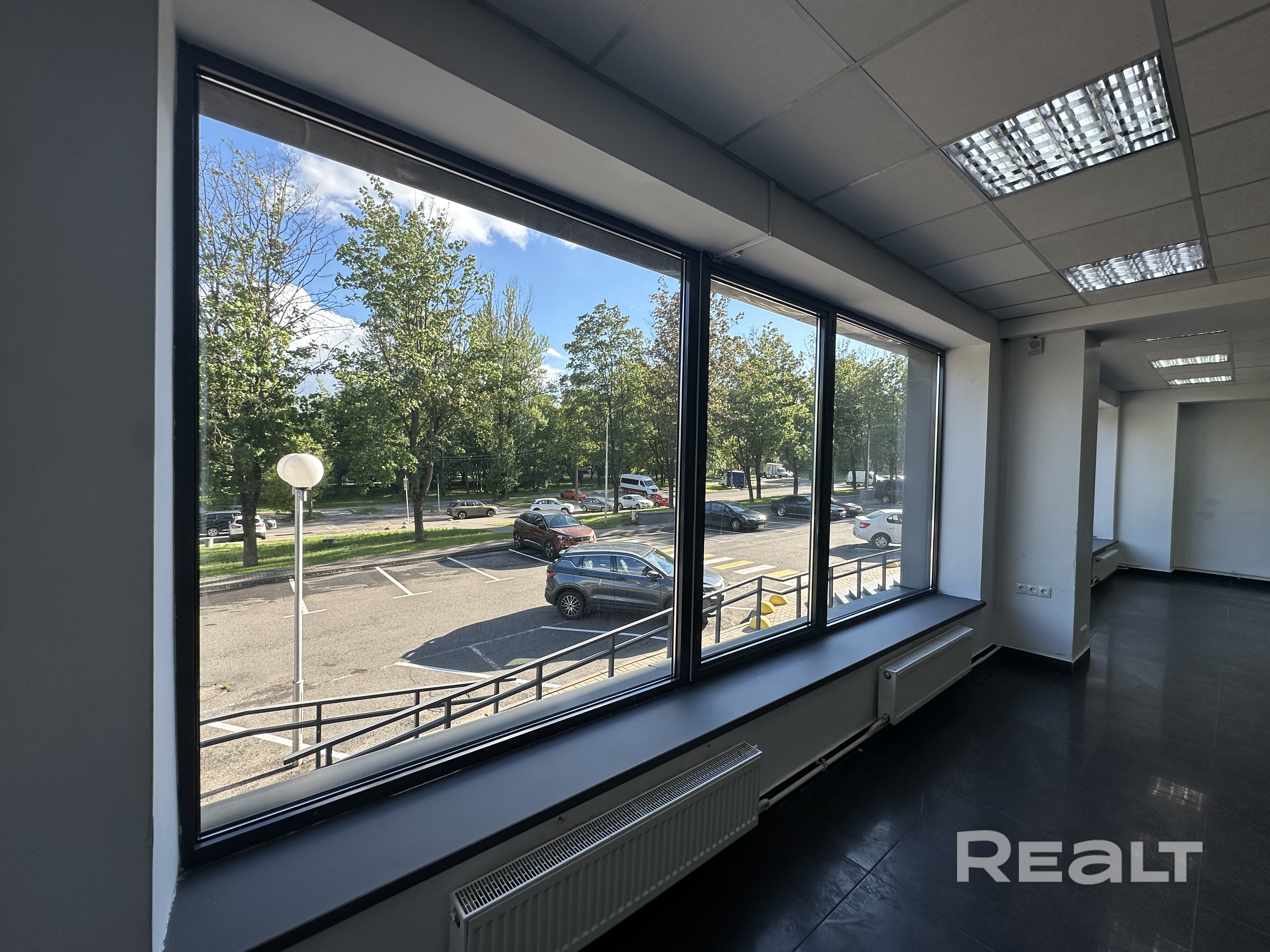 Торгово-офисное помещение со входом на 1 этаже БЦ Green Plaza. Возможность повесить свою вывеску на фасад здания. Отличное просторное помещение, 2 санузла, собственная система кондиционирования, собственная приточно-вытяжная вентиляция, собственная служба эксплуатации БЦ, парковка перед зданием на 190 м/м. Скоростной оптоволоконный интернет, 4 интернет- провайдера. Служба охраны. Доступ 24/7 - Widok 5