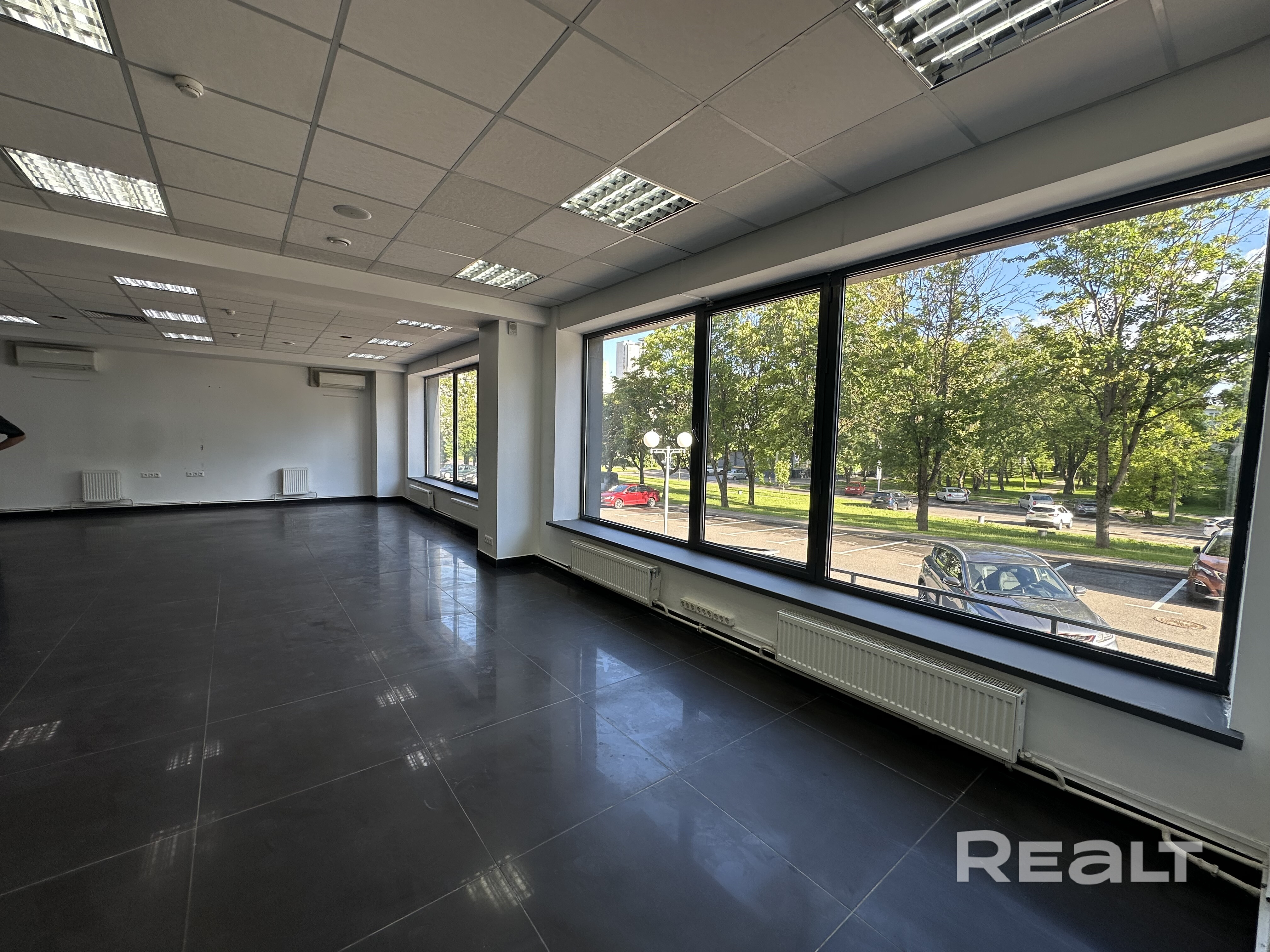 Торгово-офисное помещение со входом на 1 этаже БЦ Green Plaza. Возможность повесить свою вывеску на фасад здания. Отличное просторное помещение, 2 санузла, собственная система кондиционирования, собственная приточно-вытяжная вентиляция, собственная служба эксплуатации БЦ, парковка перед зданием на 190 м/м. Скоростной оптоволоконный интернет, 4 интернет- провайдера. Служба охраны. Доступ 24/7 - Widok 4
