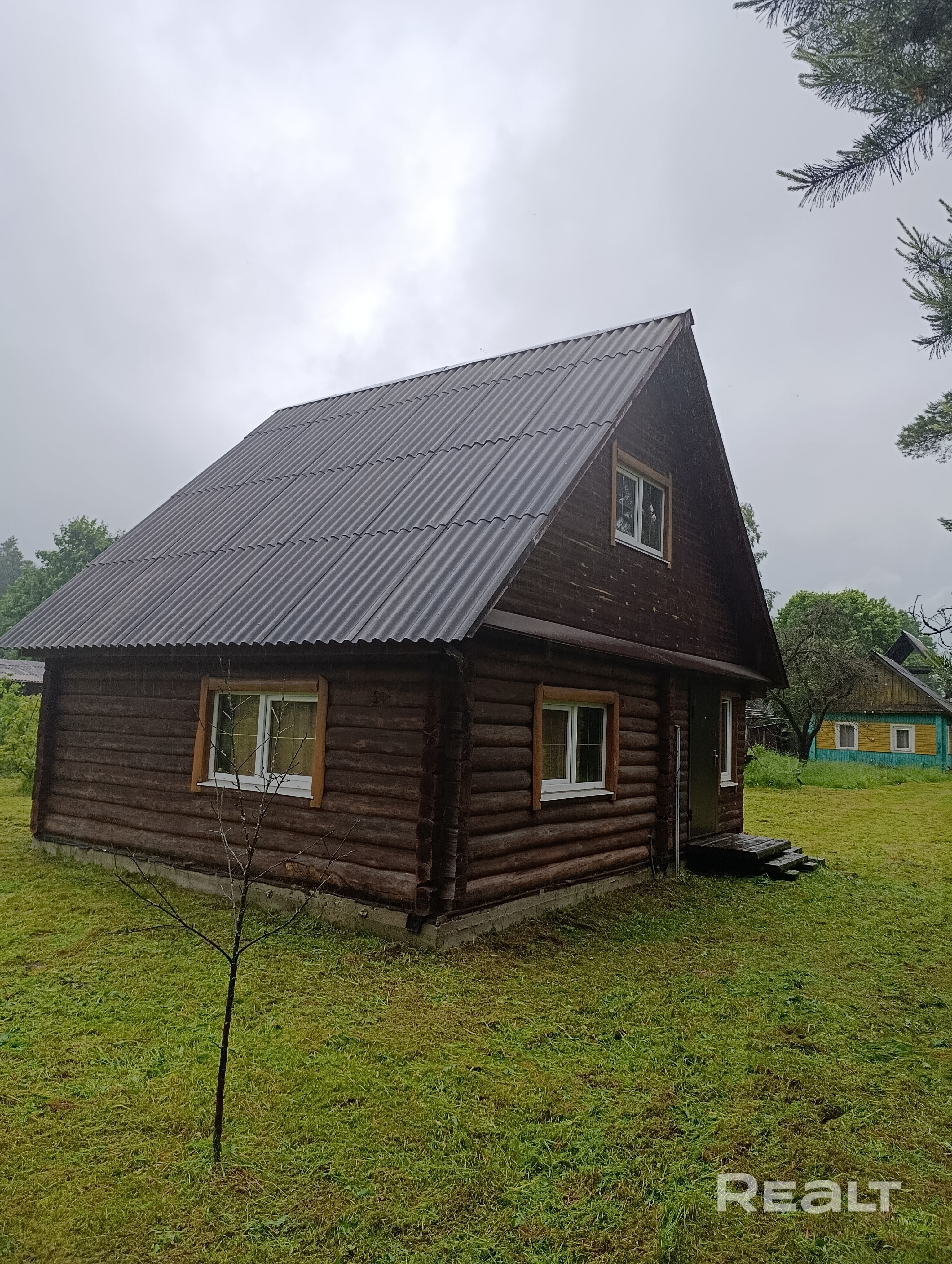 Продам дом, точнее 2 дома. Основной дом старый, но полностью подходит для проживания. Второй дом построен полностью из дерева и отделан деревом. На участке также есть баня, погреб, колодец, собственная скважина, сарай. Участок 20 соток, расположен в живописном месте, прямо возле леса. Газ подведен на участок. - Ansicht 3