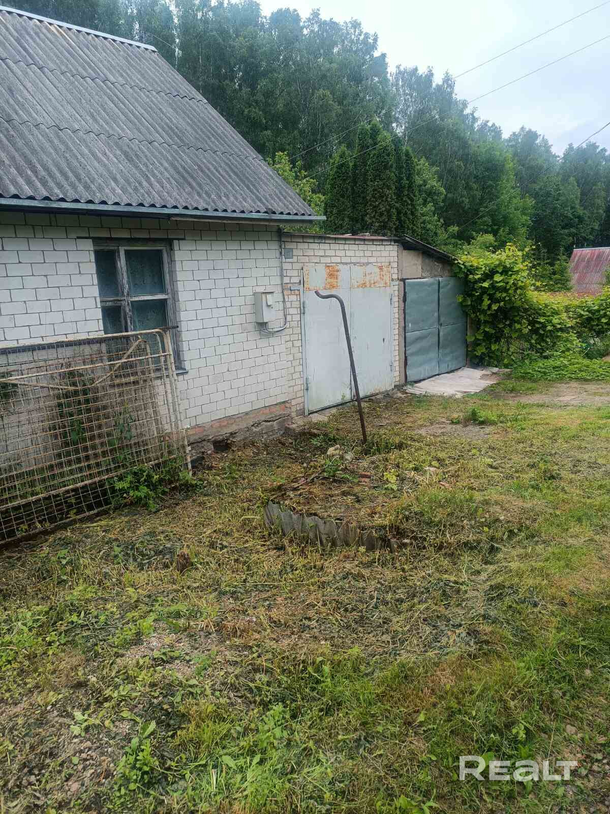 Дача продажа или аренда, расположена в живописном месте в 45 км от Минска по трассе Р28 (Минск-Молодечно-Нарочь).46 км от Минска в Молодечненском направлении. До остановки электрички 15 мин. ст.Лоси. Сам дом блочный обложен кирпичем , цокольный этаж по периметру,печью,газ балонный, 48м.кв. 2. Летний дом 25м.кв.+ мансарда 20м.кв., предусмотрен сан.узел в доме,печью, застекленная веранда с камином 20м.кв. и пристроенным сараем 17м.кв., в котором может проживать еще одна семья 3.Гараж 24м.кв.+парко - Widok 6