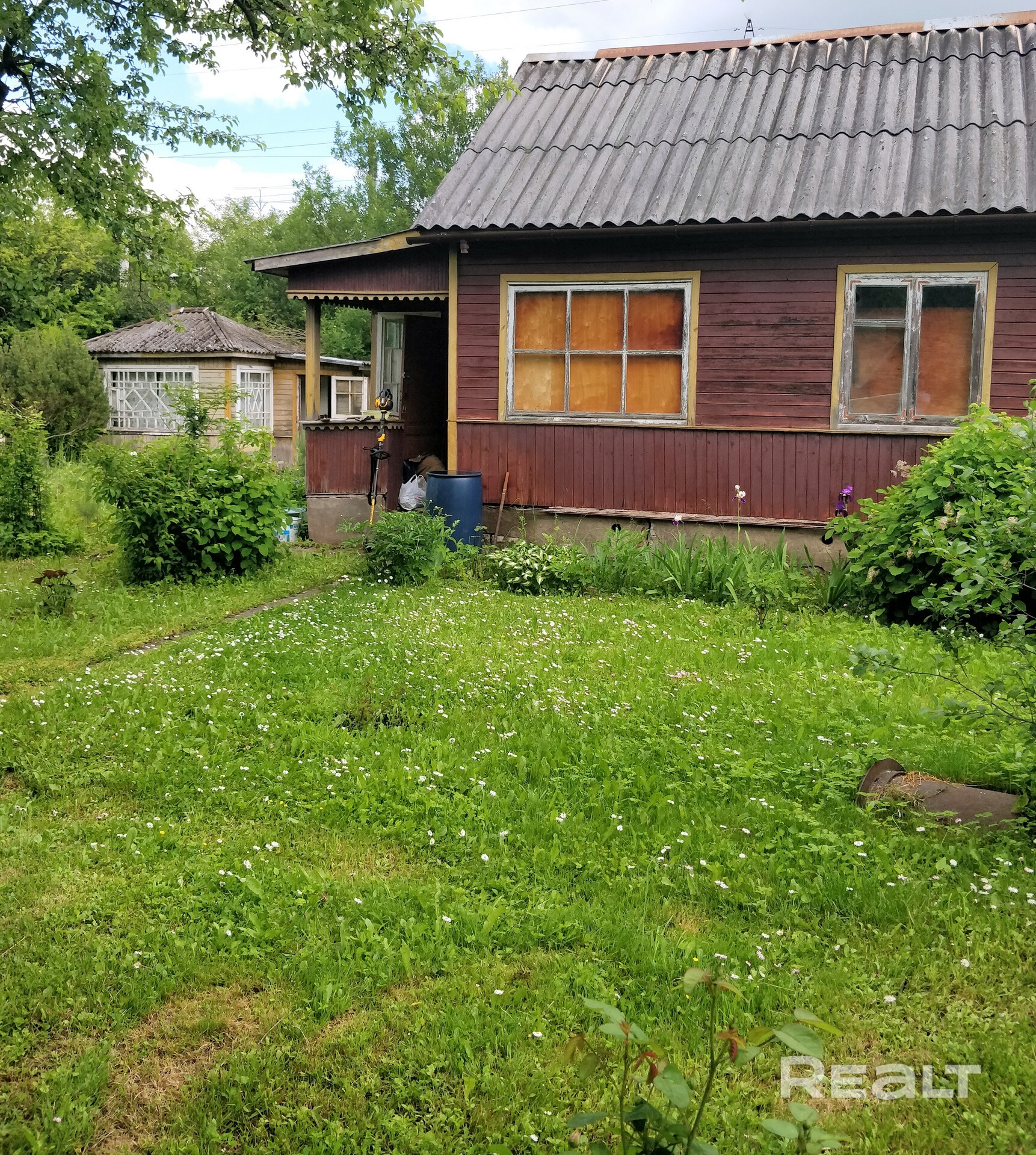 Продается собственником дача (земельный участок 12 соток) в с/т Полиграфист, ул.Центральная 36, д.Жуков Луг, Московское н-е. Частная собственность. Цена за участок $47000. Вокруг большой лесной массив, 7км по трассе от МКАД, отличное сообщение общественным транспортом. Центральное водоснабжение. Большая площадь, выгодное расположение – участок крайний, есть доступ на участок с подъездной дороги. Ощущение приватности - идеально под строительство дома для постоянного проживания. - Mehr