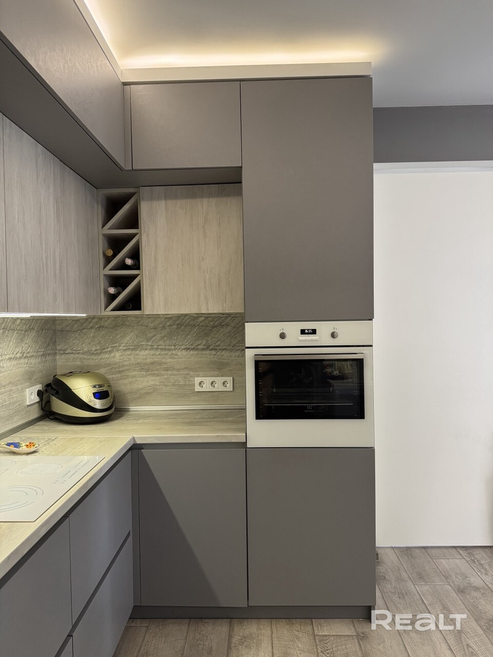Панорамная евротрёшка 59,7 м² в ЖК «Маяк Минска» — окна на юг и запад, три вида из окон: Национальная библиотека, парк Писателей, набережная Свислочи. Комната с панорамными окнами в пол. Дизайнерский ремонт. Солнце весь день. «Город в городе». Это лучший дом в ЖК «Маяк Минска» с самыми красивыми видами и самой комфортной локацией внутри комплекса. Дизайнерский ремонт выполнен со вкусом с использованием качественных материалов — можно въезжать и сразу жить. - Widok 6