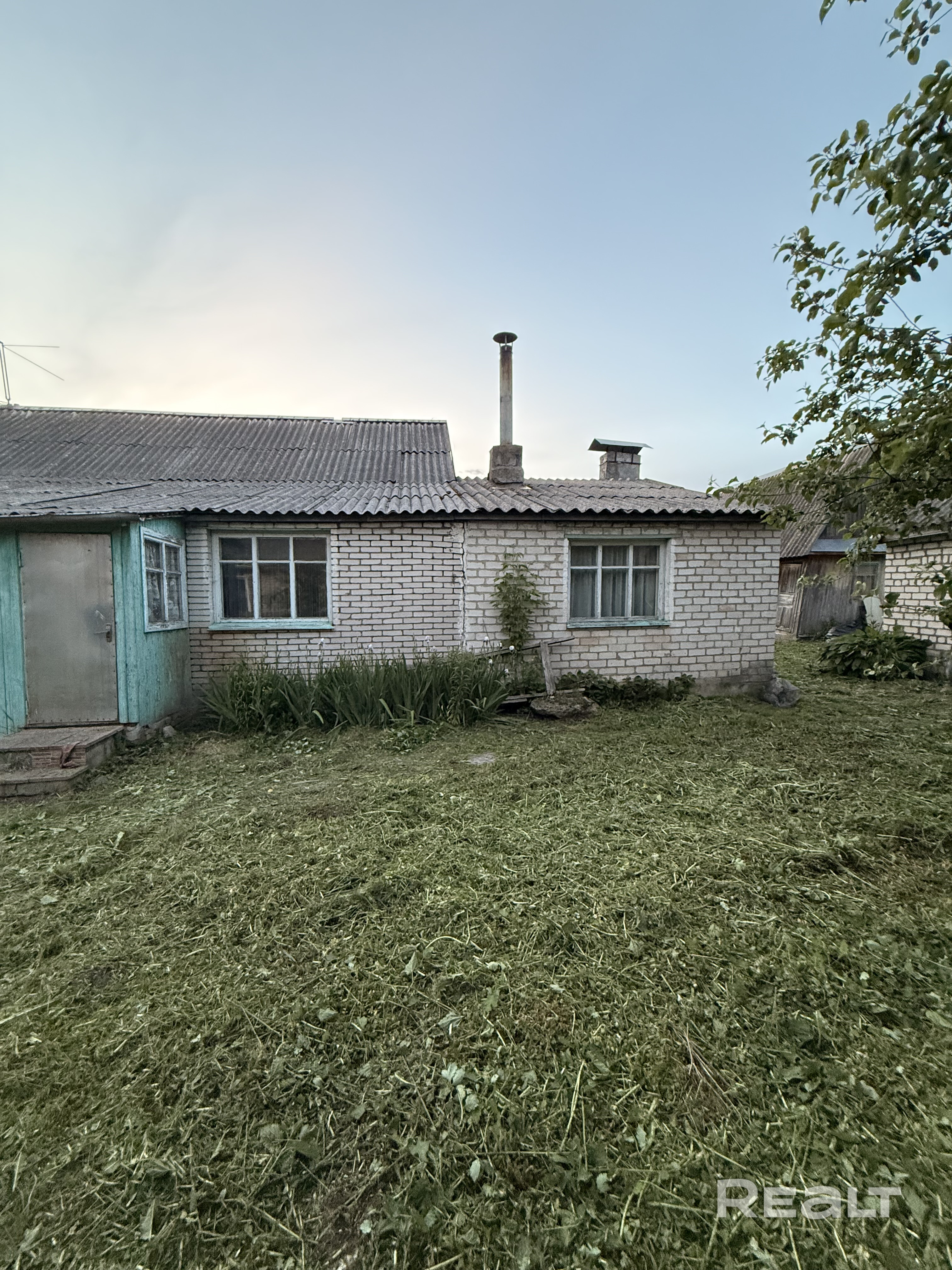 Продается просторная кирпичная дача с газом, водой и 5 комнатами Подойдет для тех кто ищет просторный дом, кто не боится сделать ремонт своими руками. Основные характеристики: · Материал стен: Кирпич · Планировка: 5 изолированных комнат · Коммуникации: Центральный газ и водопровод · Пристройки: Имеются дополнительные помещения (мастерская/склад) · Участок: 5.8 соток · Больница в шаговой доступности · Продуктовые и хозтовары — рядом, 5-10 минут пешком. · Подъезд круглый год (асфальт) - Ansicht 4