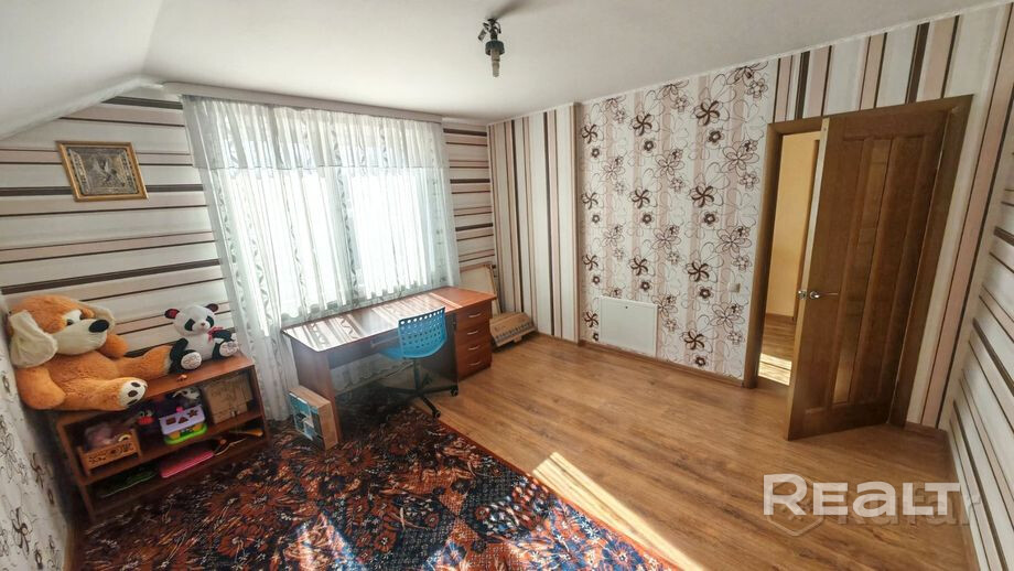 Предлагаем вашему вниманию просторный 194м² благоустроенный 2-х этажный коттедж в черте города. Коттедж расположен в деревне Углы, ул. Московское шоссе, 46 Коммуникации: Коттеджи обеспечен всеми необходимыми коммуникациями, такими как электричество, водоснабжение, отопление и канализация. Планировка в доме ориентирована на практичность и комфорт для семьи. - Більше