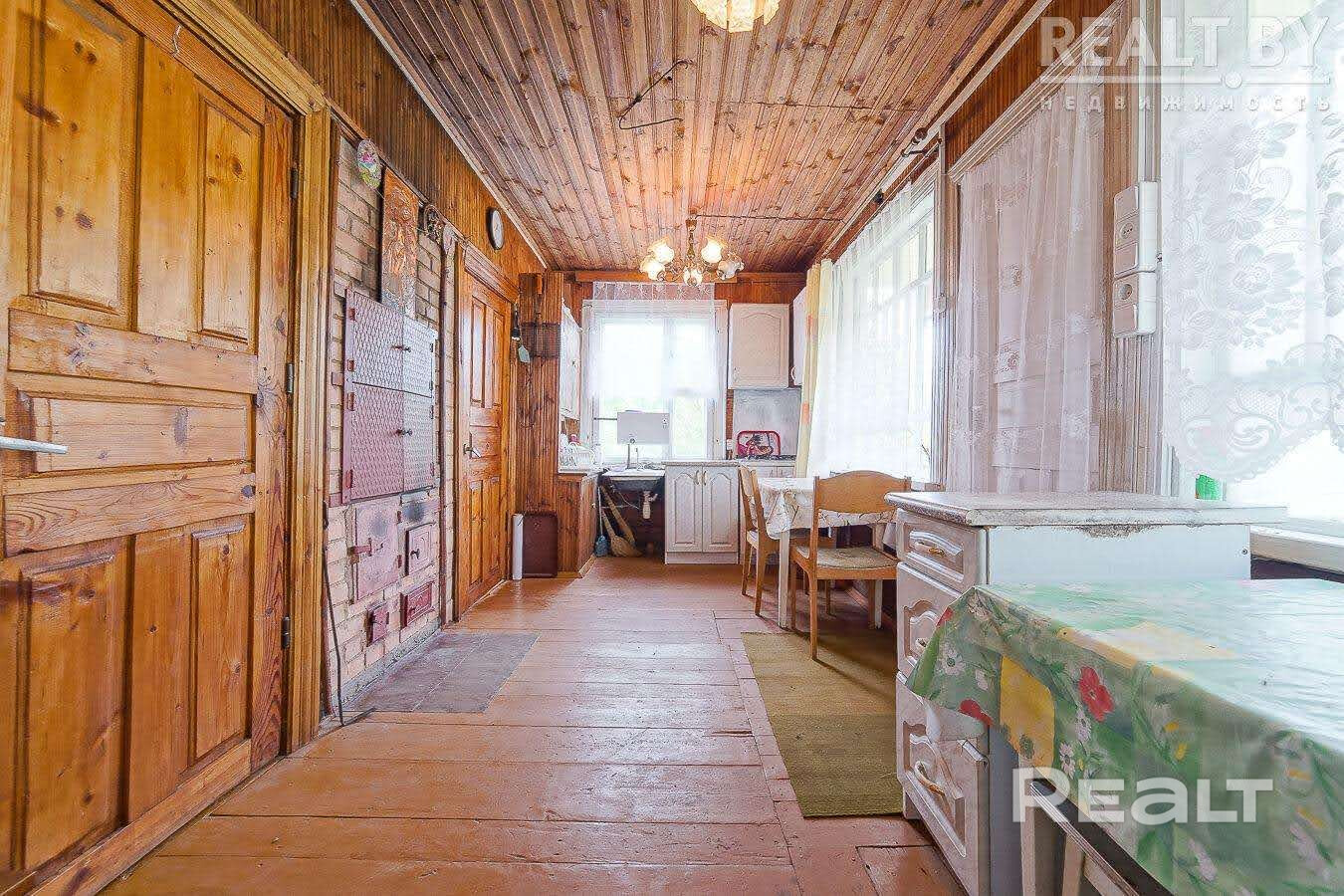 Продается дача возле Минска, готова к круглогодичному проживанию Товарищество жилое, много кто проживает круглогодично, своя подстанция, хорошая сезонная вода Хорошее транспортное сообщение, автобус, маршрутка рядом магазины-евроопт хорошая асфальтированная дорога прямо до дома В доме есть санузел, душевая, бойлер, вода со своей скважины заведена в дом, отопление конвекторы, камин, печь с духовкой, так же можно готовить Дом утеплен и обшит сайдингом, стоят стеклопакеты гараж теплый, баня - Ansicht 3