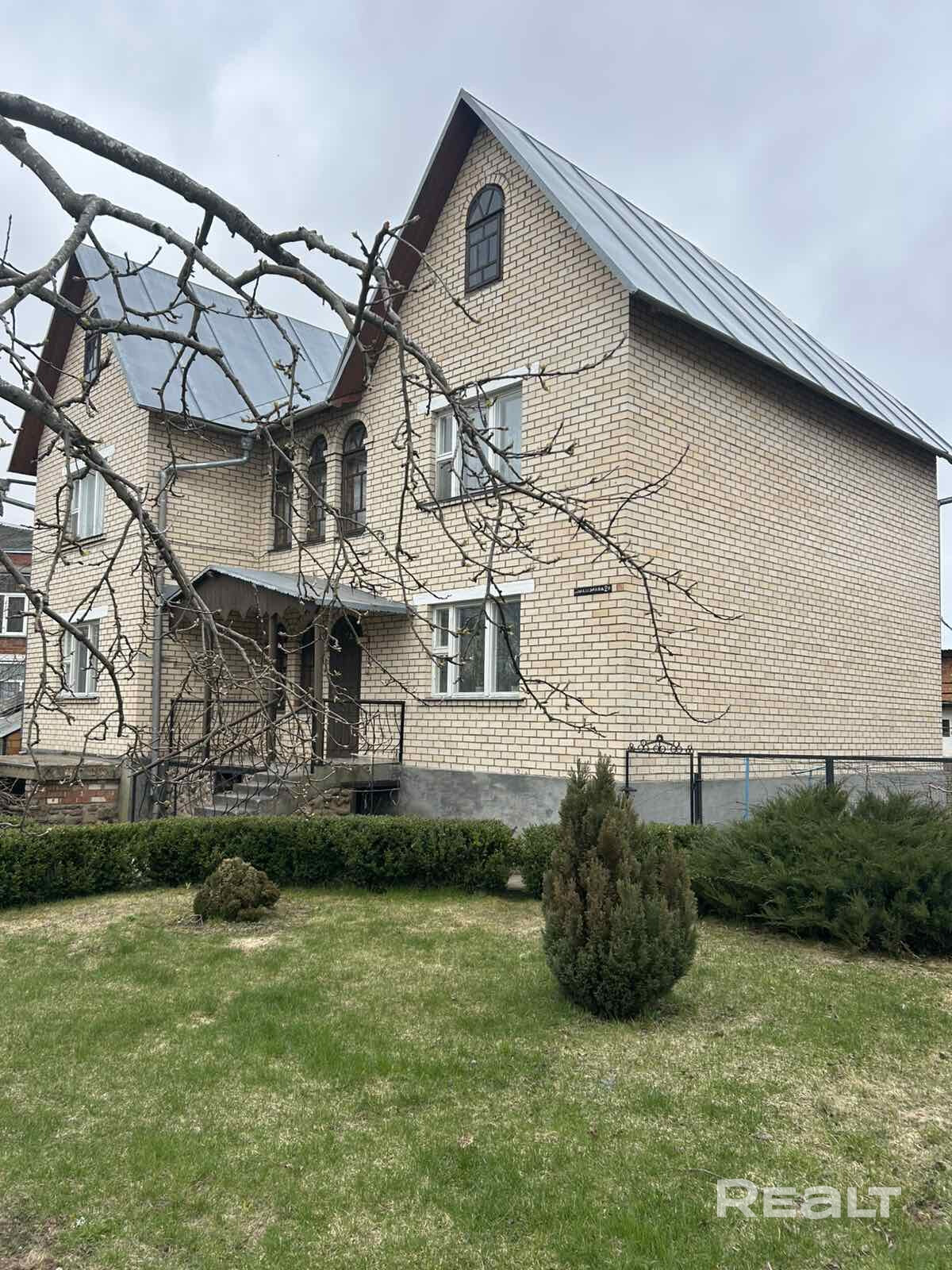 Дом полностью готов к проживанию. Расположен в самом центре города на тихой уютной улице. Цоколь под всем домом, баня с мини-бассейном, камин, паркет, дубовая лестница, стеклопакеты, три санузла, постирочная. Гараж в цоколе 40 м2. Двухэтажный сарай с погребом на две комнаты, сад, 60 кустов голубики, стеклянная теплица. – pohled 4