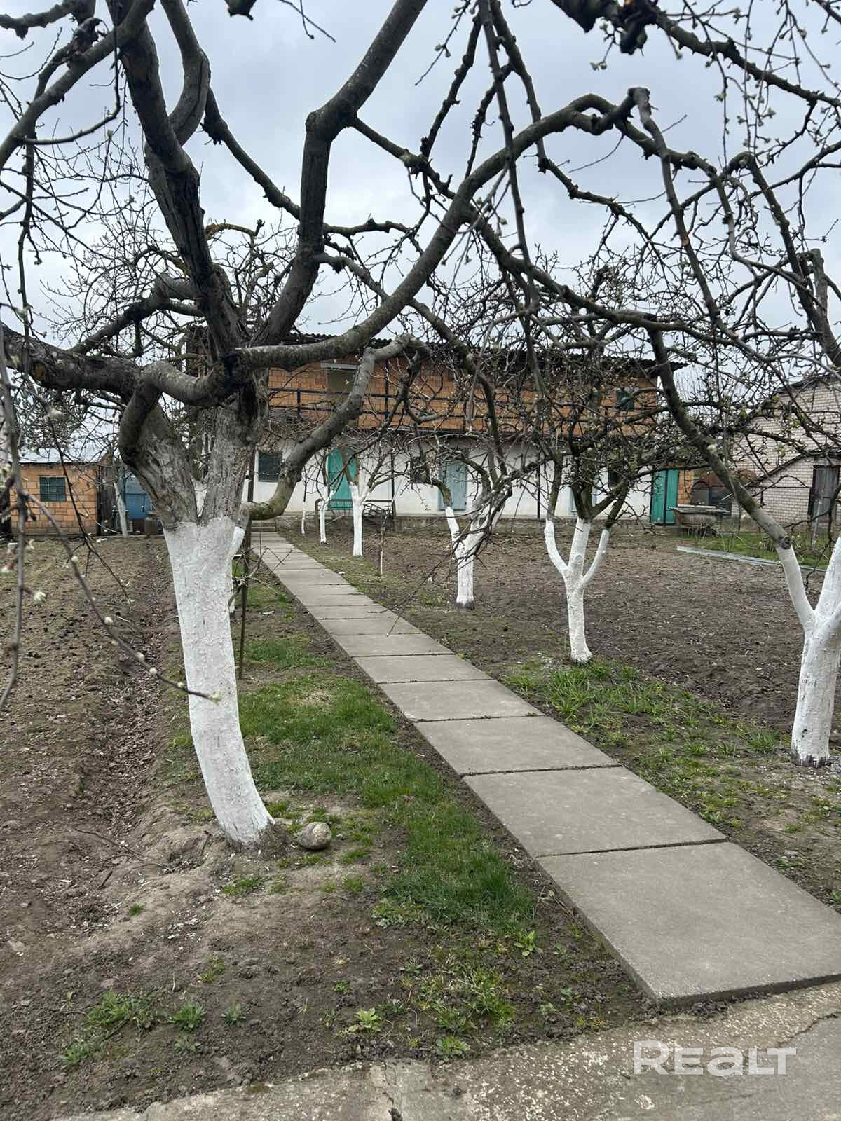 Дом полностью готов к проживанию. Расположен в самом центре города на тихой уютной улице. Цоколь под всем домом, баня с мини-бассейном, камин, паркет, дубовая лестница, стеклопакеты, три санузла, постирочная. Гараж в цоколе 40 м2. Двухэтажный сарай с погребом на две комнаты, сад, 60 кустов голубики, стеклянная теплица. – další