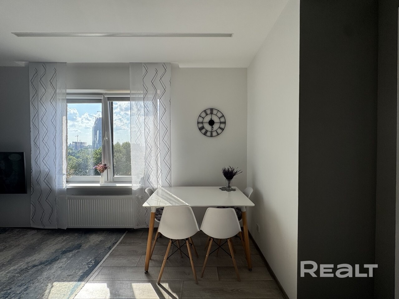 Панорамная евротрёшка - 59.7 м² в ЖК «Маяк Минска», окна на юг и запад, три вида из окон: Библиотека, парк Писателей, набережная Свислочи. Дизайнерский ремонт. Солнце весь день. «Город в городе». Квартира расположена в лучшем корпусе жилого комплекса «Маяк Минска» — именно из этого дома открываются самые красивые виды столицы.Транспортная доступность на высоте: станция метро «Восток» — в шаговой доступности, удобный выезд на МКАД и проспект Независимости позволяет быстро добраться в любую точку. – další
