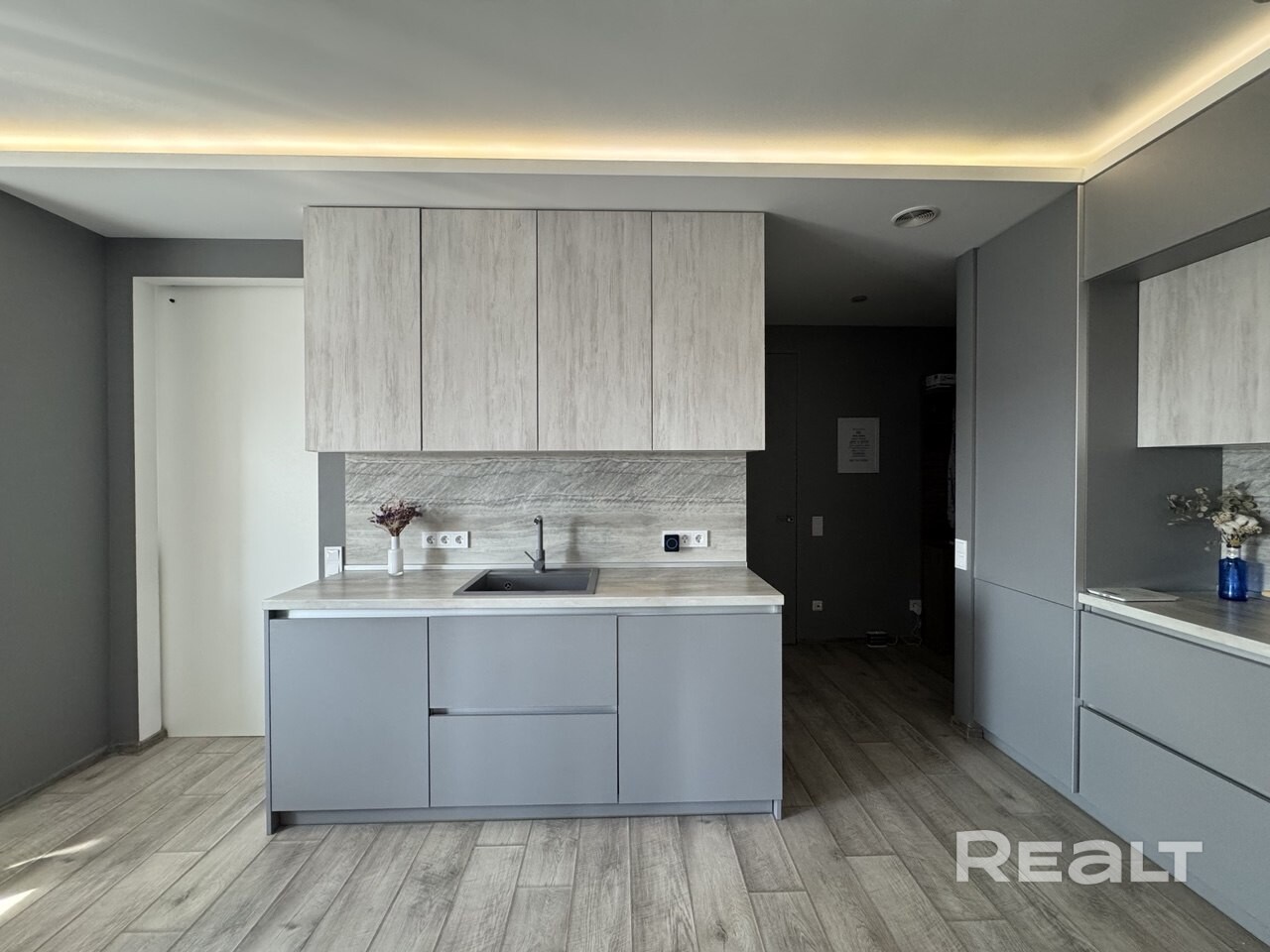 Панорамная евротрёшка - 59.7 м² в ЖК «Маяк Минска», окна на юг и запад, три вида из окон: Библиотека, парк Писателей, набережная Свислочи. Дизайнерский ремонт. Солнце весь день. «Город в городе». Квартира расположена в лучшем корпусе жилого комплекса «Маяк Минска» — именно из этого дома открываются самые красивые виды столицы.Транспортная доступность на высоте: станция метро «Восток» — в шаговой доступности, удобный выезд на МКАД и проспект Независимости позволяет быстро добраться в любую точку. – pohled 6
