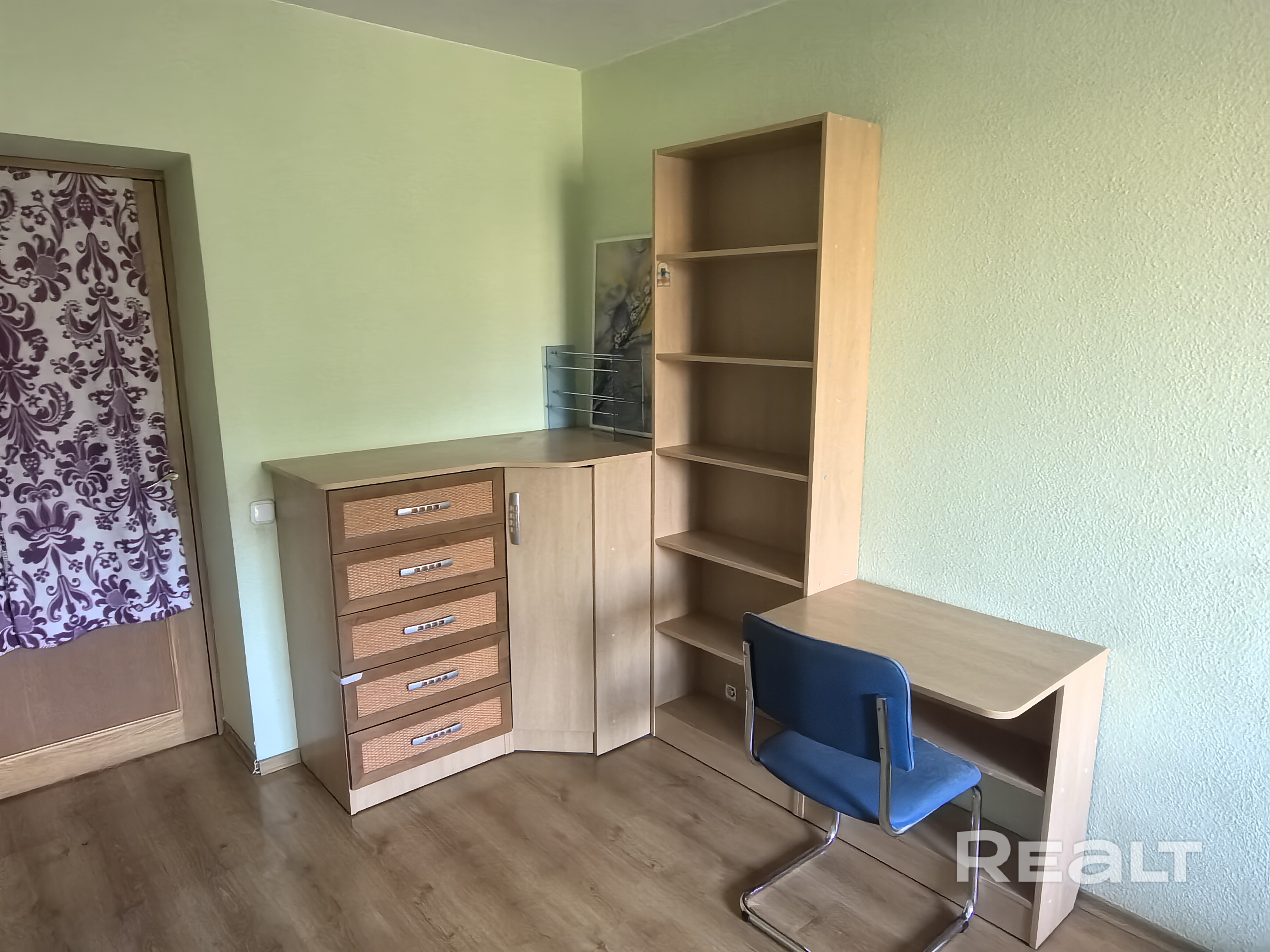 Сдам 2-комн. квартиру в Уручье (5 мин. до метро на автобусе) По факту 3-комнатная (одна комната закрыта, без хозяев). 5/5 этаж, окна во двор. Чистая, уютная, с хорошим ремонтом, всей мебелью и техникой. Есть большая гардеробная. Без счетчиков на воду! Рядом магазины, рынок, школа, лес. Сдается с 8 августа по договору. Для семьи или женщин, без животных (не студенты, не иностранцы). Цена: $420 + коммунальные + залог. - Meer