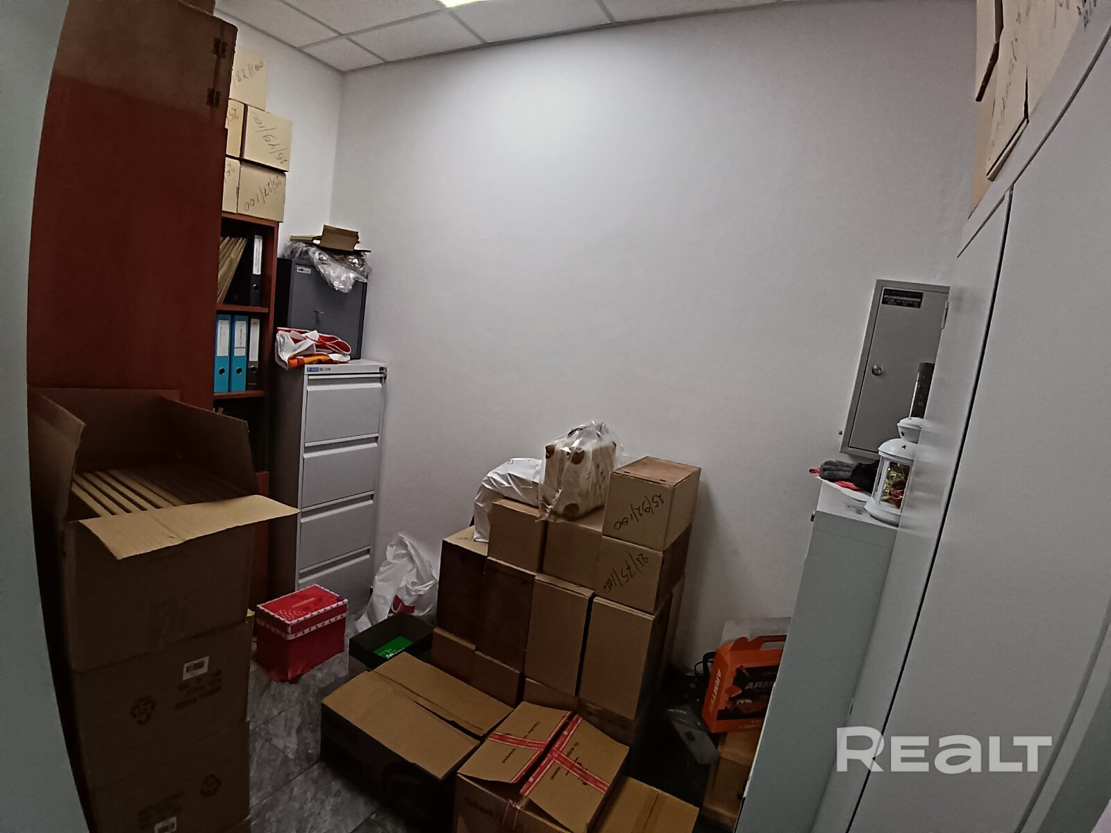 Офисный блок. Общая площадь 58,0 кв.м., из них 45,2 openspace. Собственный санузел и дополнительное служебное помещение, которое можно использовать под переговорную. К арендуемому помещению прилагается одно парковочное место на территории бизнес-центра. - Ansicht 3