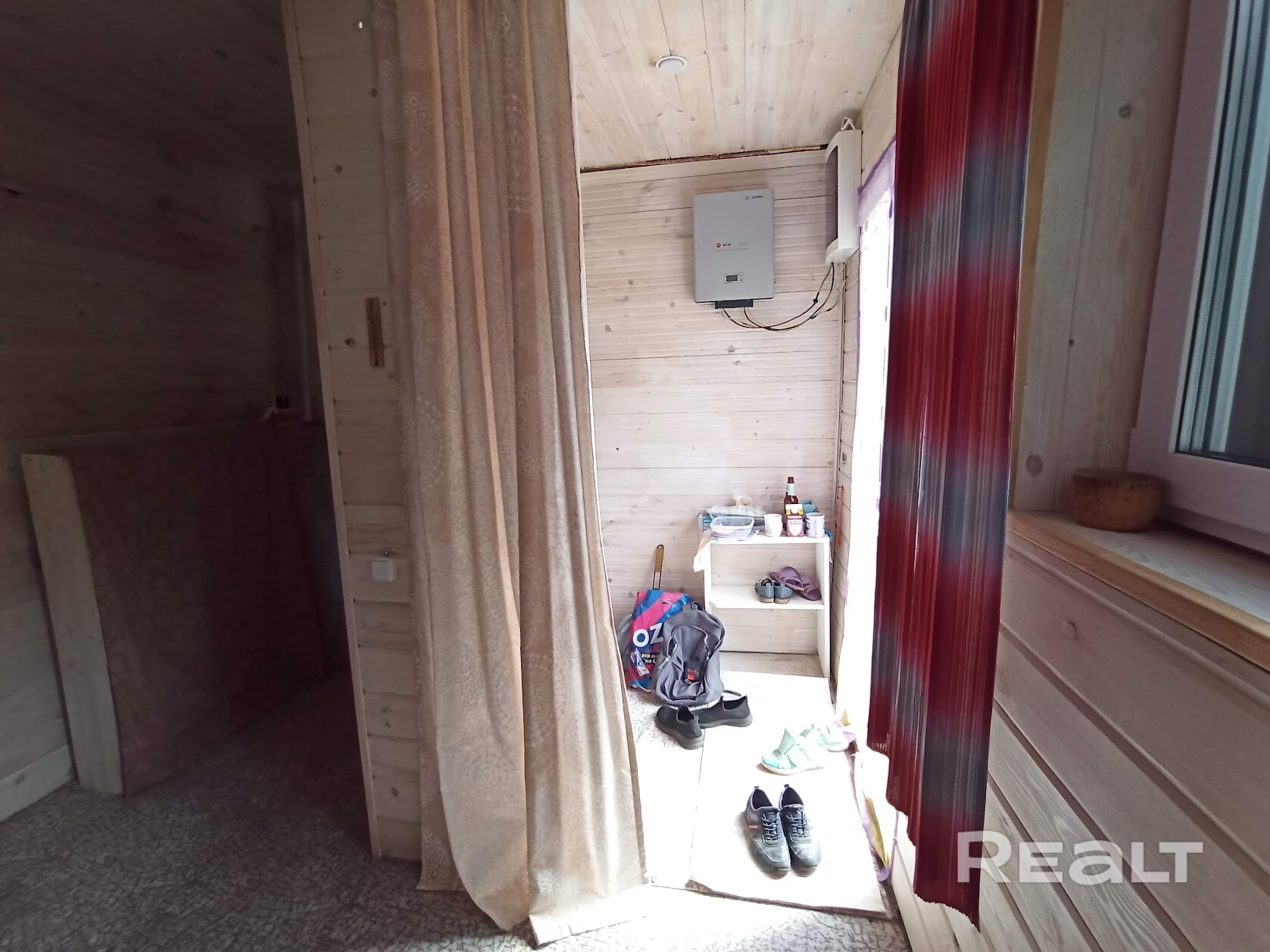 Дача 25км от МКАД (аэропорт), СТ Чайка-89. 7 мин. пешком до электрички. Живописное место. Участок 5 соток: ухоженный газон, высокие грядки, розы, молодой сад, хозпостройка, откатные ворота. Уютный летний домик 31м² с мебелью: 2 комнаты, кухня, санузел. Новая проводка, стабилизатор 8кВт, конвектор. Сезонная вода заведена в дом, бойлер, ванна, туалет. Канализация — очистная станция. На улице запасной туалет и раковина. Чердак с полом. Полностью готова к летнему сезону! - Ansicht 5