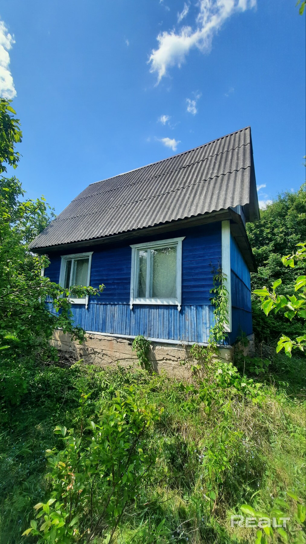 Продается дачный домик размерами 6,35х5,16 м в садовом товариществе Надежда-проект недалеко от Минска 40 км. Есть возможность оборудовать второй этаж в доме. Участок 4,14 сотки, фундамент бетонный свайный, стены бревенчатые обшитые доской, перекрытия деревянные, кровля из шифера, полы дощатые, есть электричество, отопления нет, вода сезонная. Хорошее товарищество с доброжелательными соседями. - Widok 4