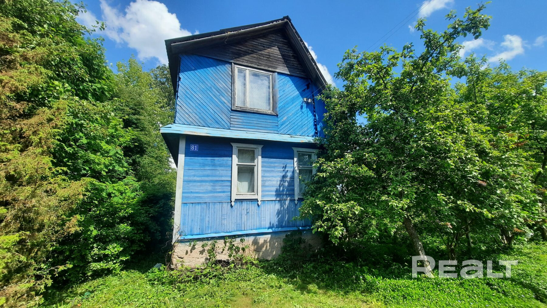 Продается дачный домик размерами 6,35х5,16 м в садовом товариществе Надежда-проект недалеко от Минска 40 км. Есть возможность оборудовать второй этаж в доме. Участок 4,14 сотки, фундамент бетонный свайный, стены бревенчатые обшитые доской, перекрытия деревянные, кровля из шифера, полы дощатые, есть электричество, отопления нет, вода сезонная. Хорошее товарищество с доброжелательными соседями. - Widok 6
